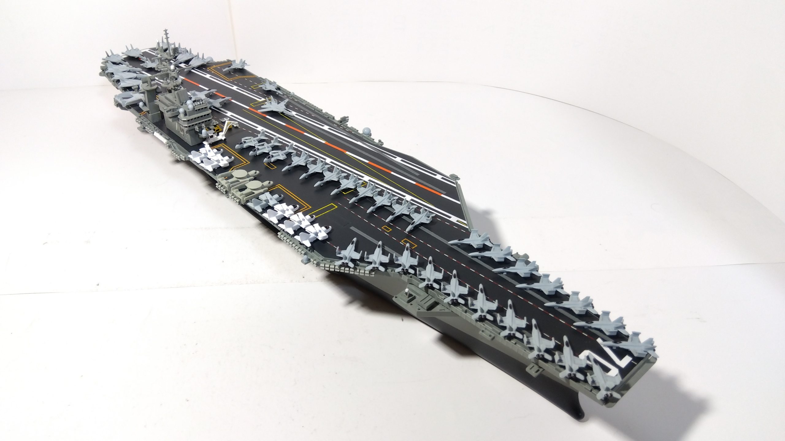 空母カールビンソンのプラモ右斜め上画像
