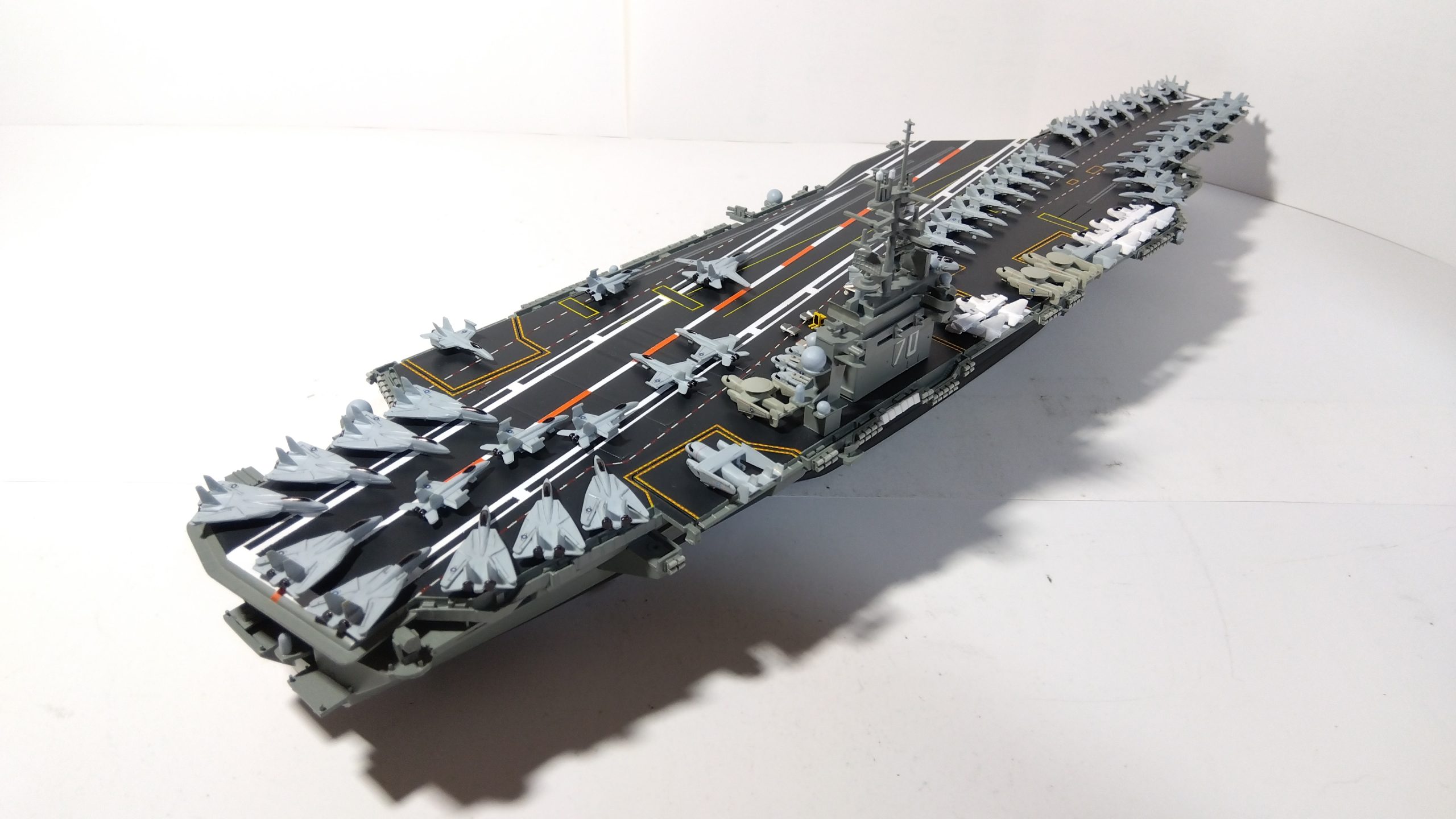 空母カールビンソンのプラモ右斜め後ろ画像