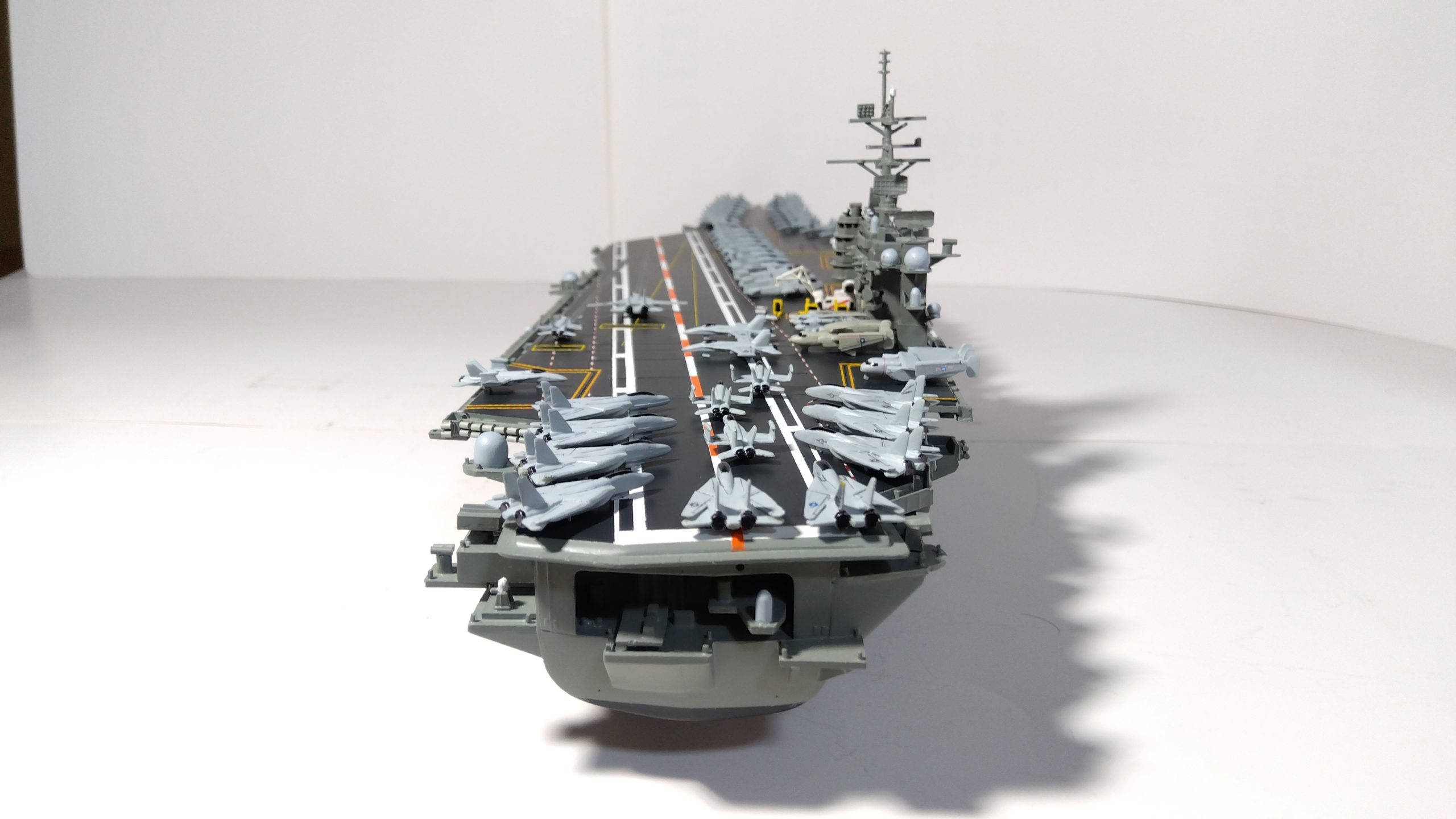 空母カールビンソンのプラモ後方接近画像
