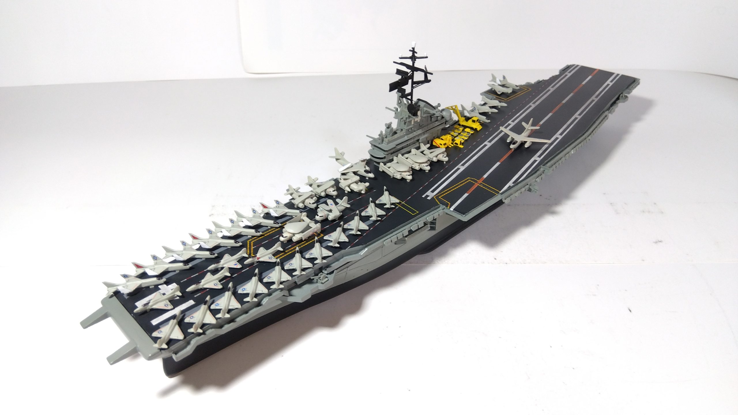 空母タイコンデロガのプラモ左側斜め上画像