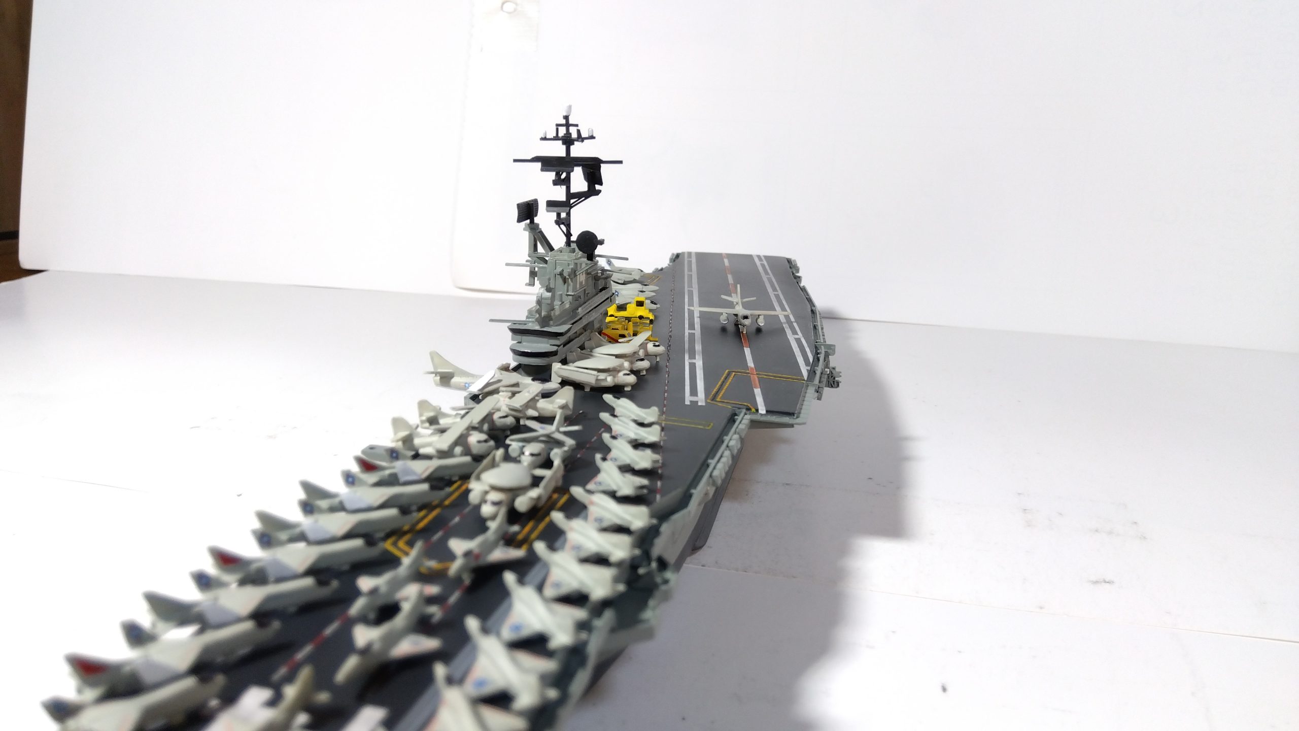 空母タイコンデロガのプラモ左側斜め上画像