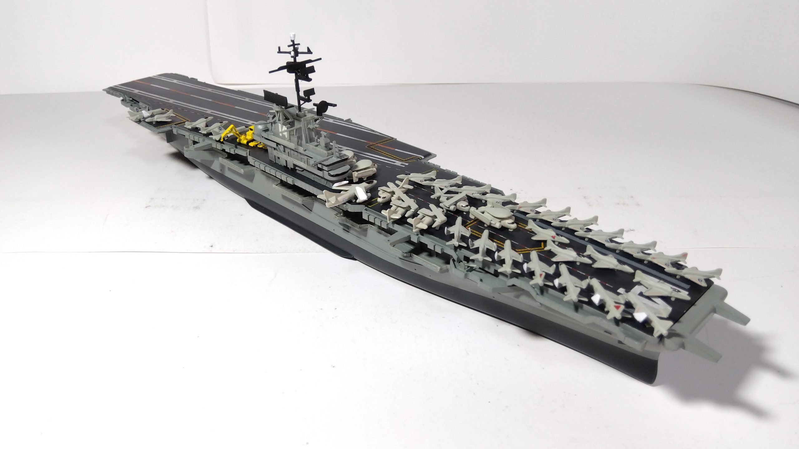 空母タイコンデロガのプラモ右斜め上画像