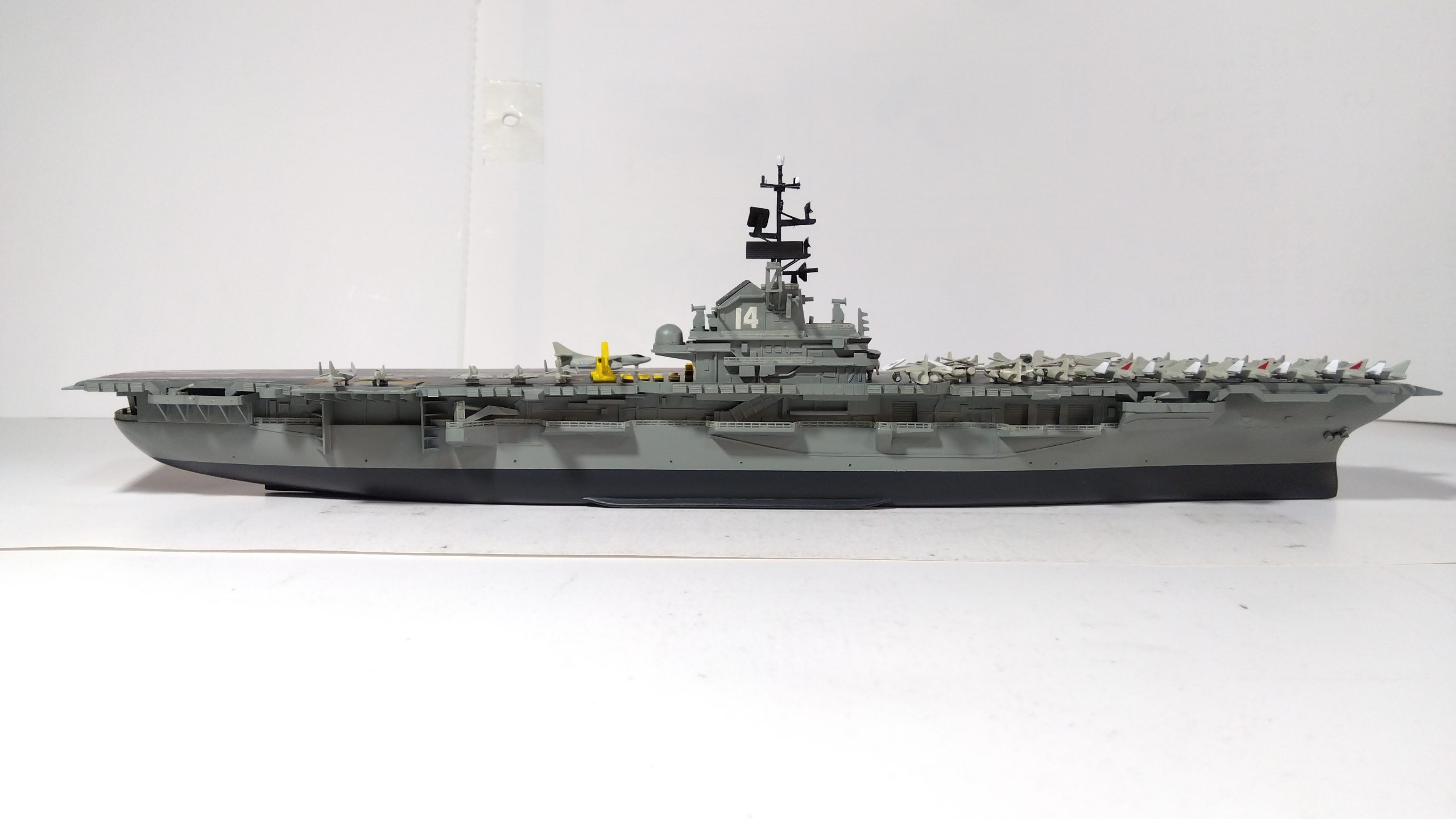 空母タイコンデロガのプラモ右側全体画像