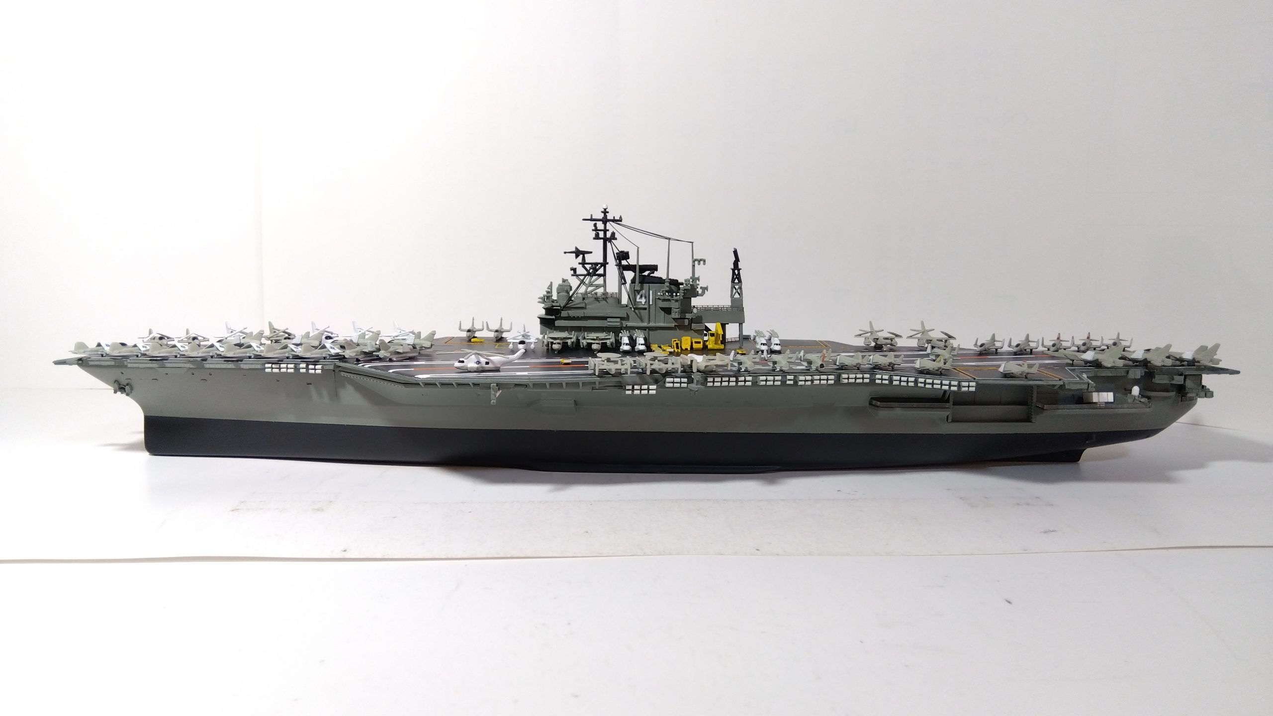 空母ミッドウェイのプラモ左側全体像画