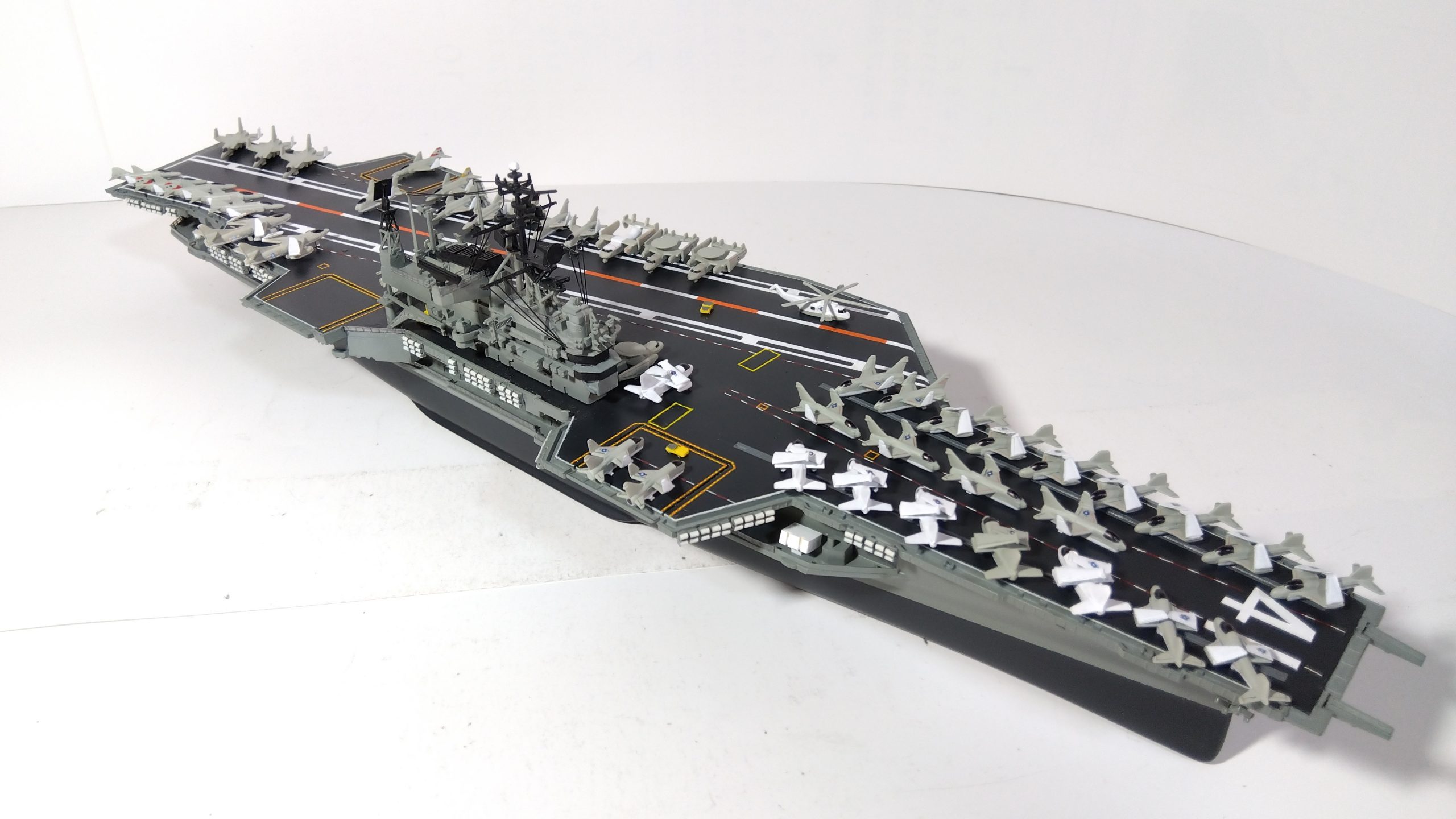 空母ミッドウェイのプラモ右斜め上画像