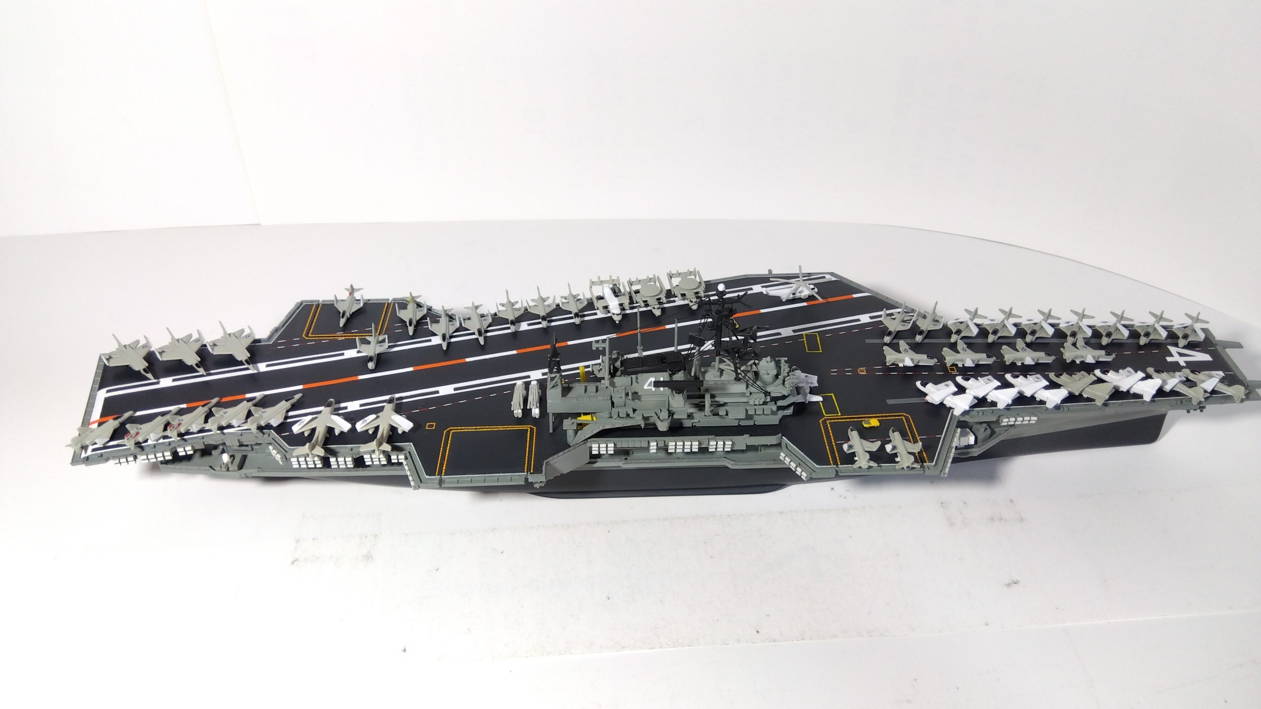 空母ミッドウェイのプラモ右側斜め上全体画像