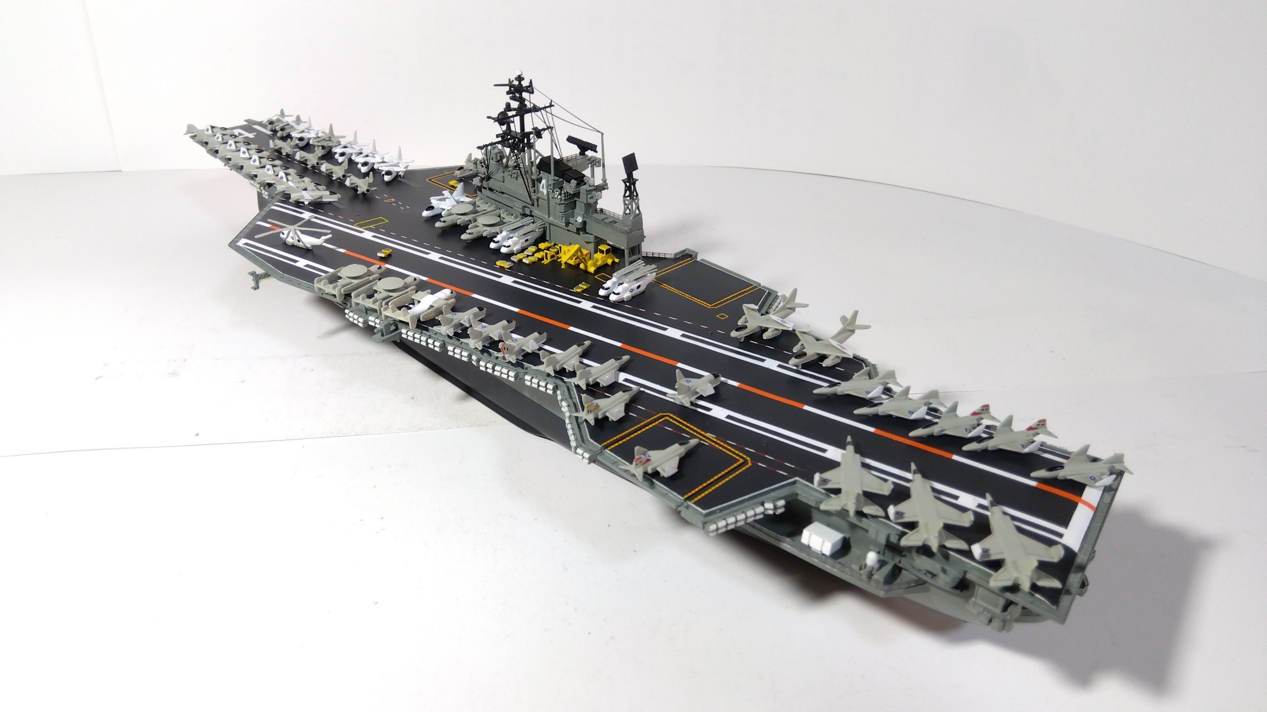 空母ミッドウェイのプラモ左斜め後ろ画像