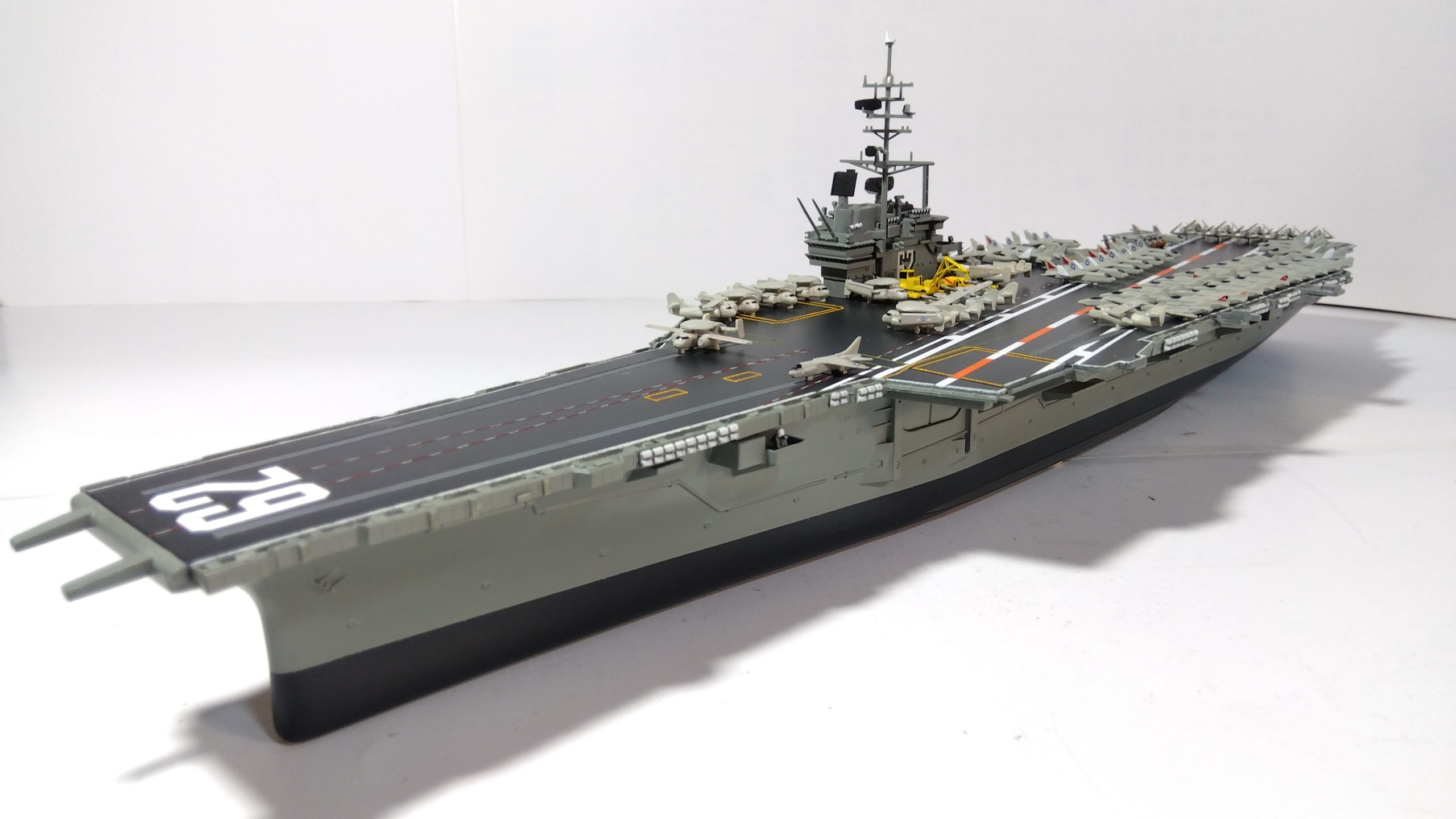 空母インディペンデンスのプラモ左側斜め上画像