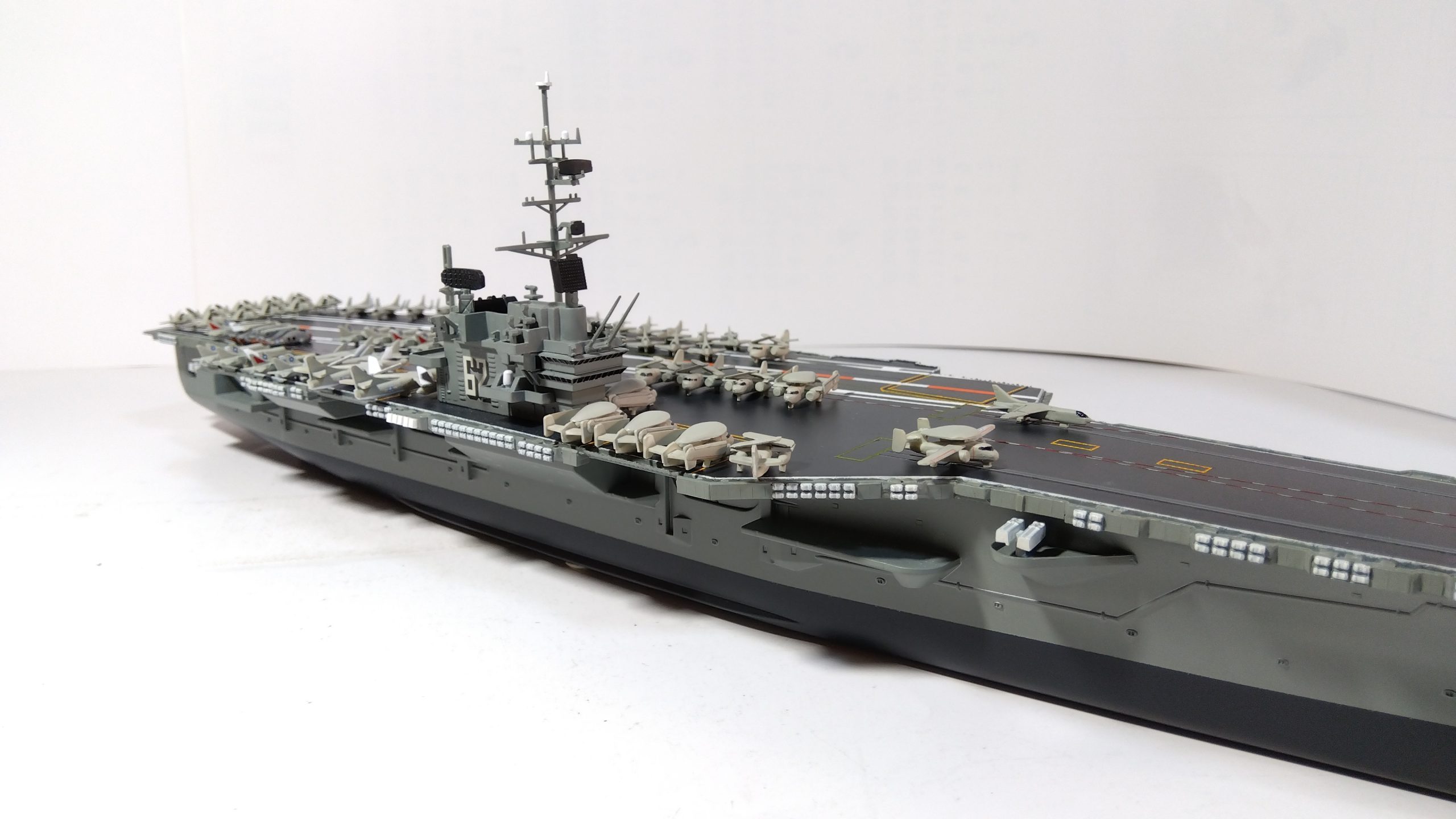 空母インディペンデンスのプラモ右斜め上画像