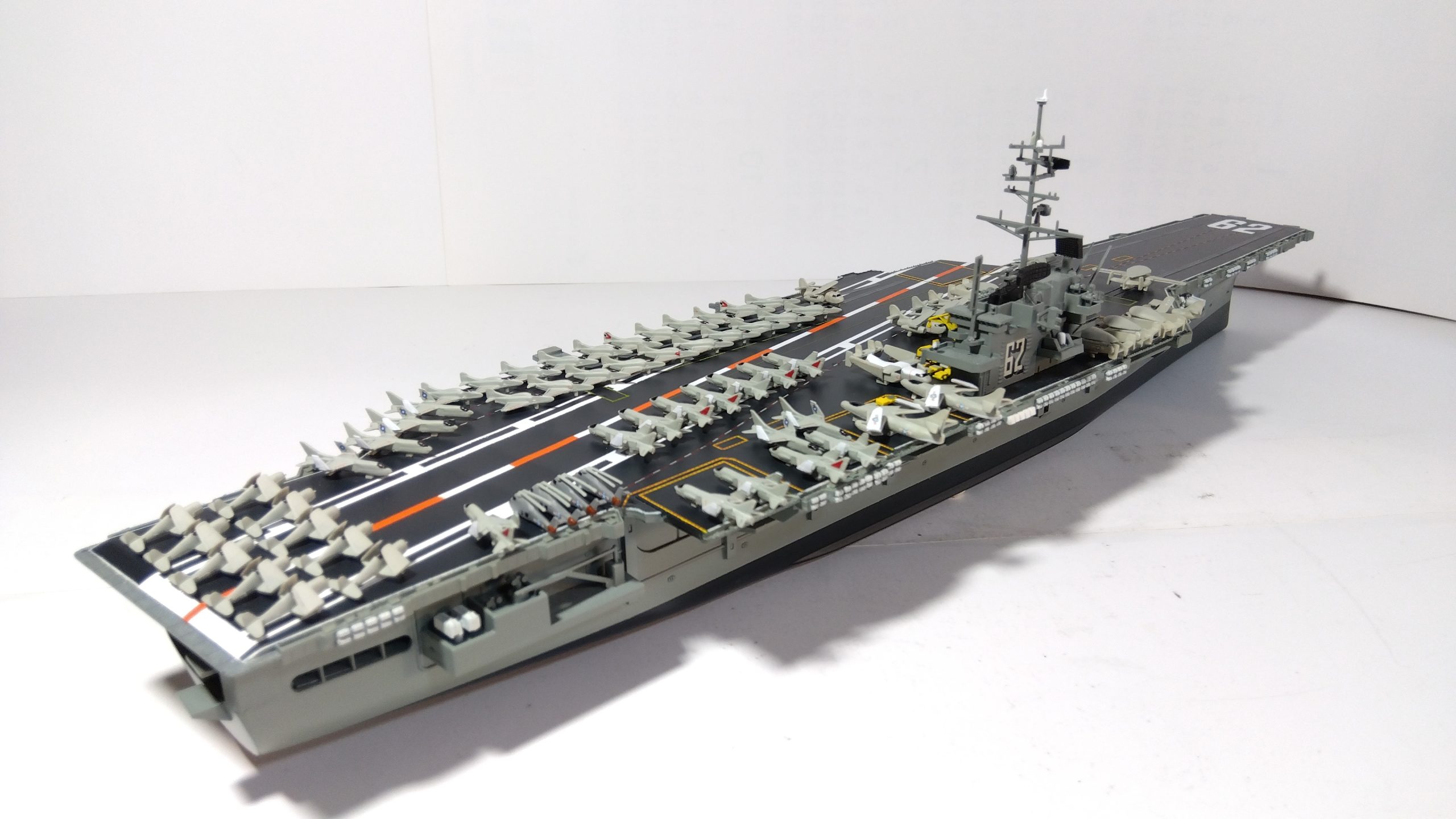 空母インディペンデンスのプラモ右斜め後ろ画像