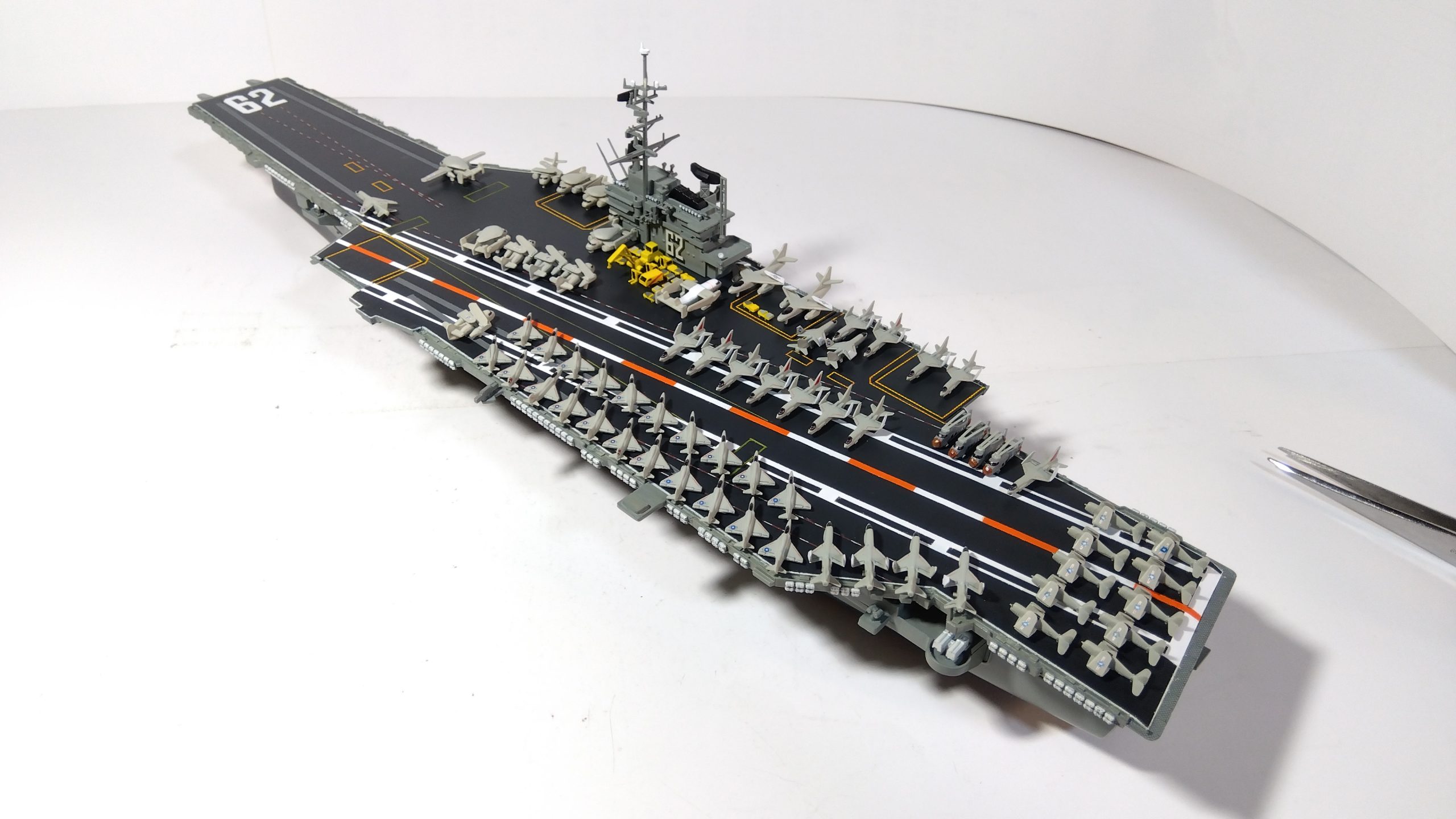 空母インディペンデンスのプラモ左斜め後ろ画像