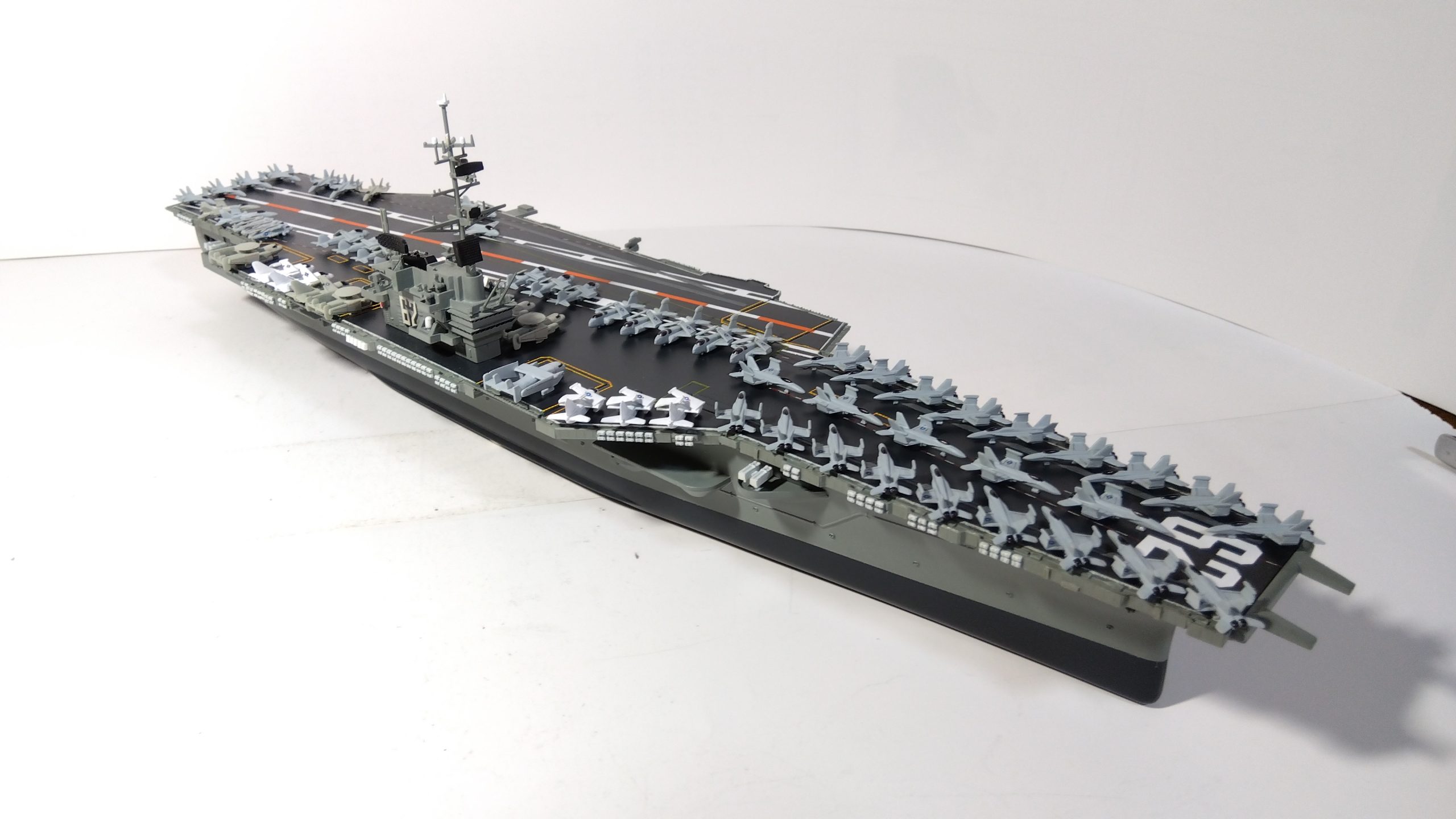 空母タイコンデロガのプラモ右斜め上画像