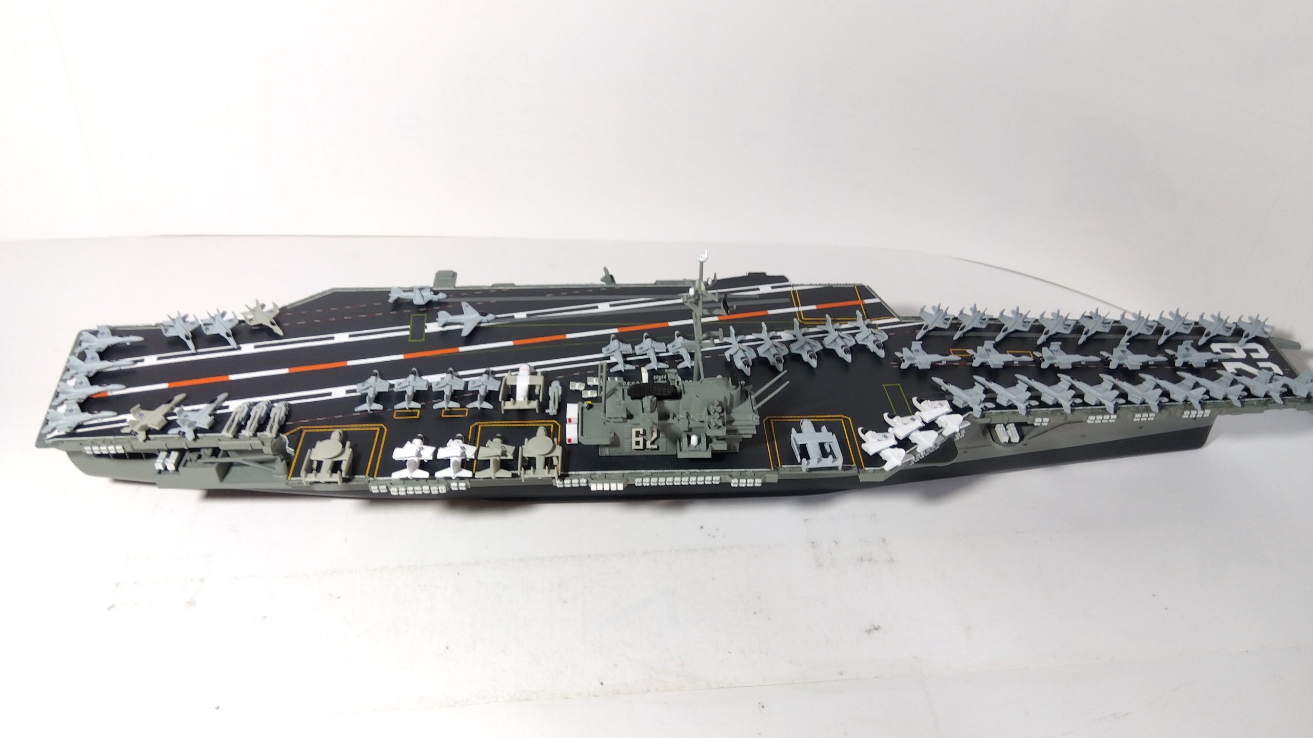 空母タイコンデロガのプラモ右上全体像