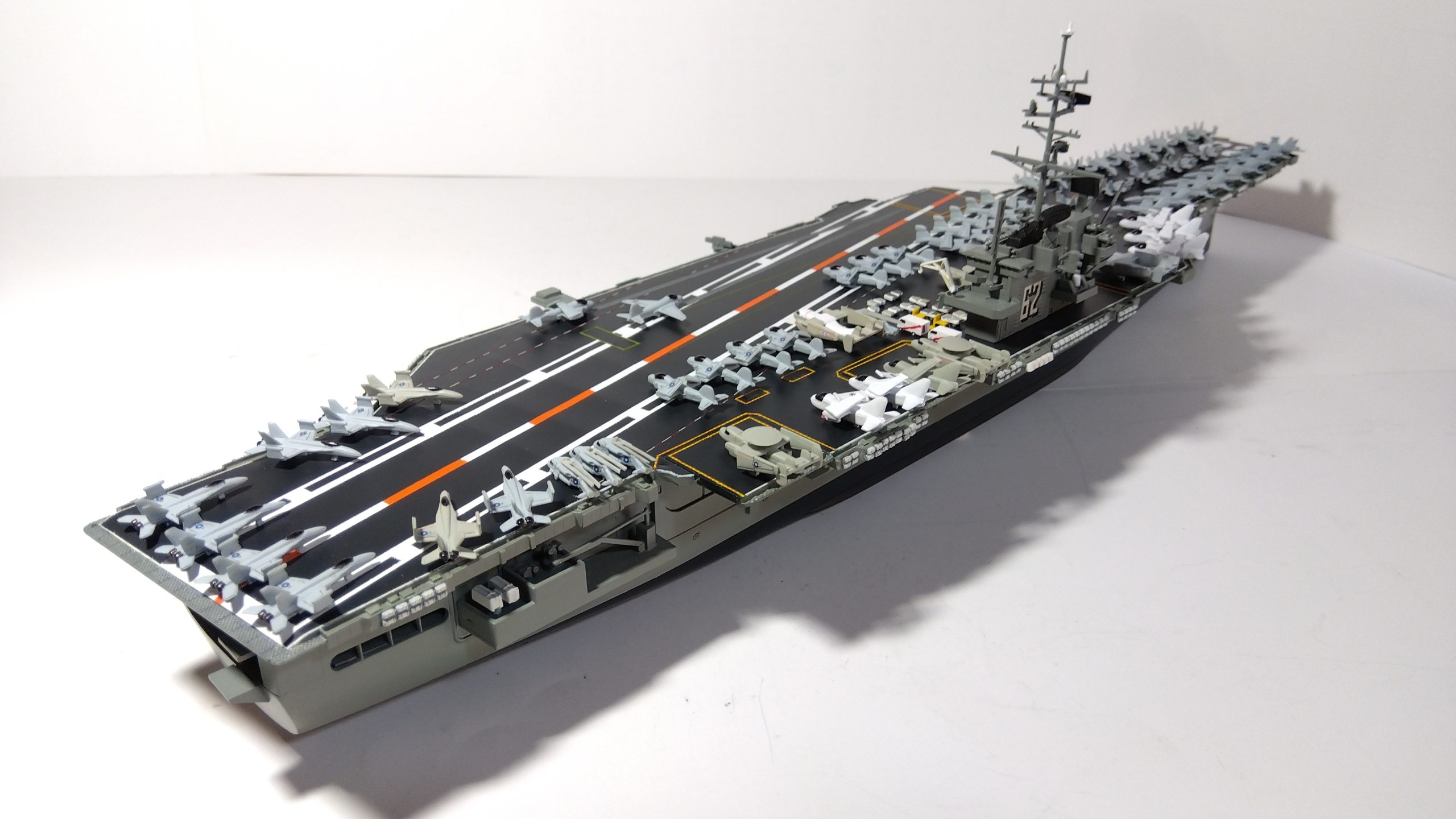 空母タイコンデロガのプラモ右斜め後ろ画像