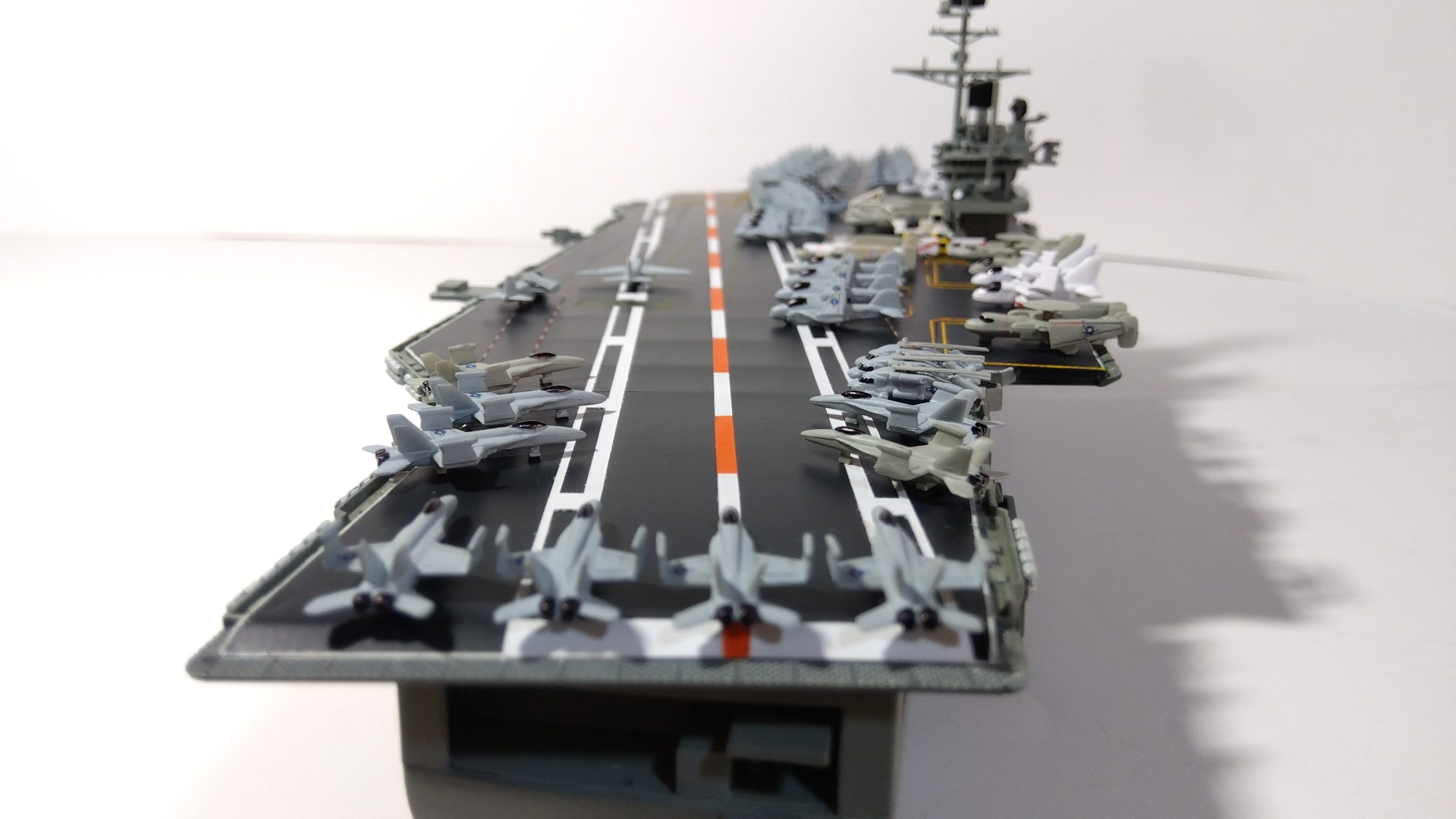 空母タイコンデロガのプラモ後方接近画像