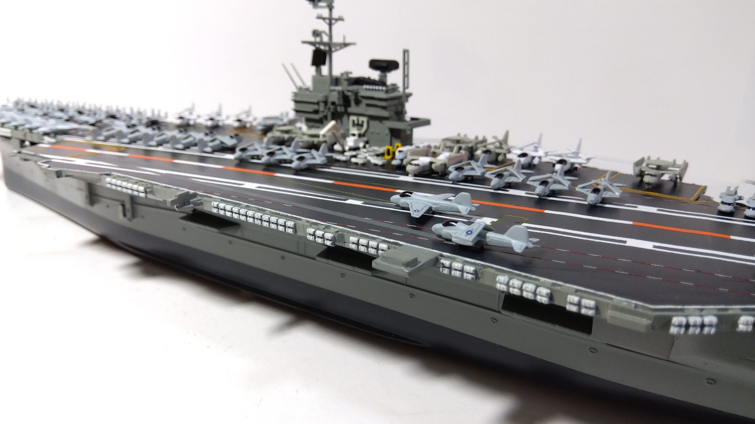 空母タイコンデロガのプラモ左斜め後ろ画像