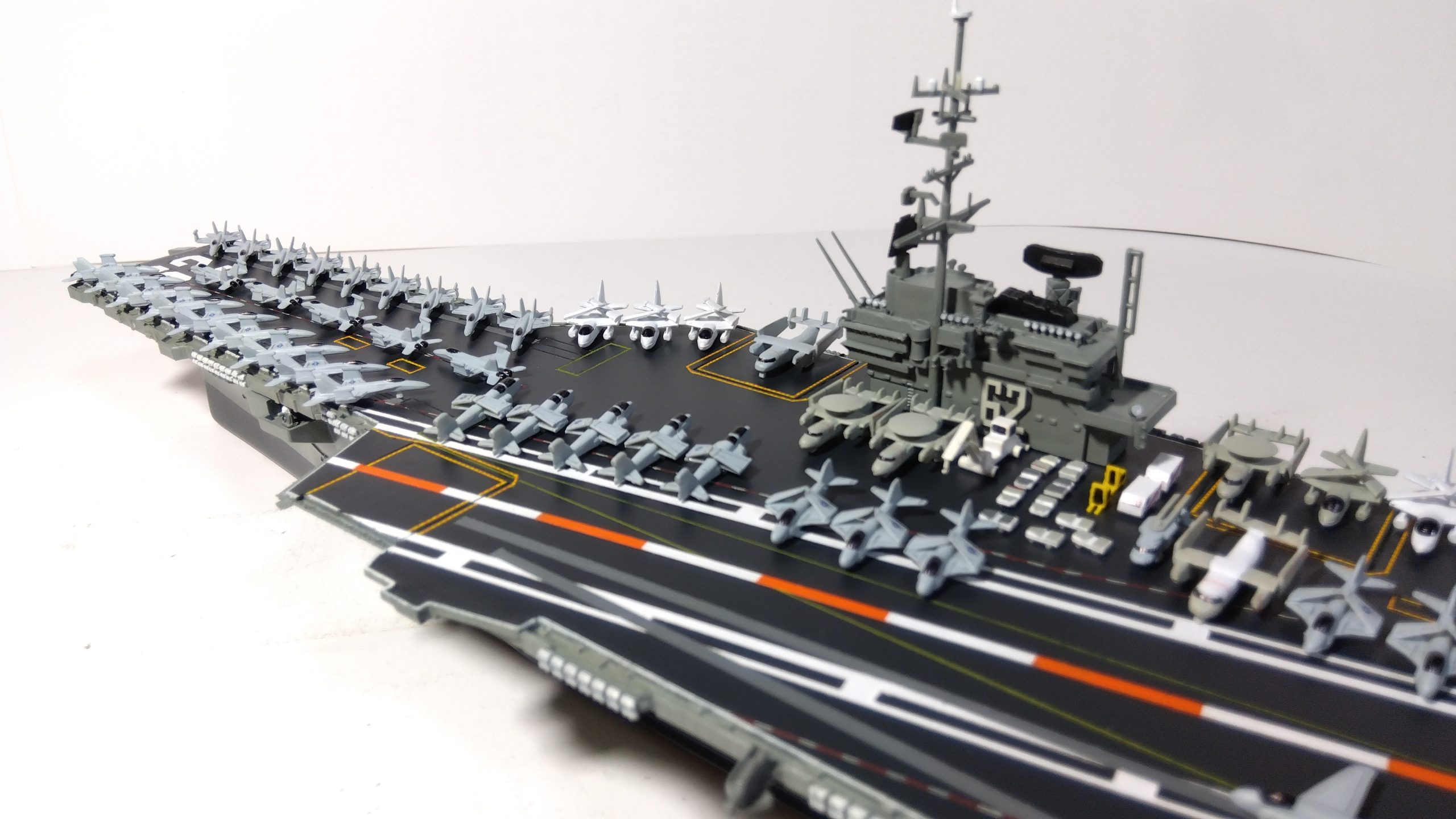 空母タイコンデロガのプラモ左斜め前方画像