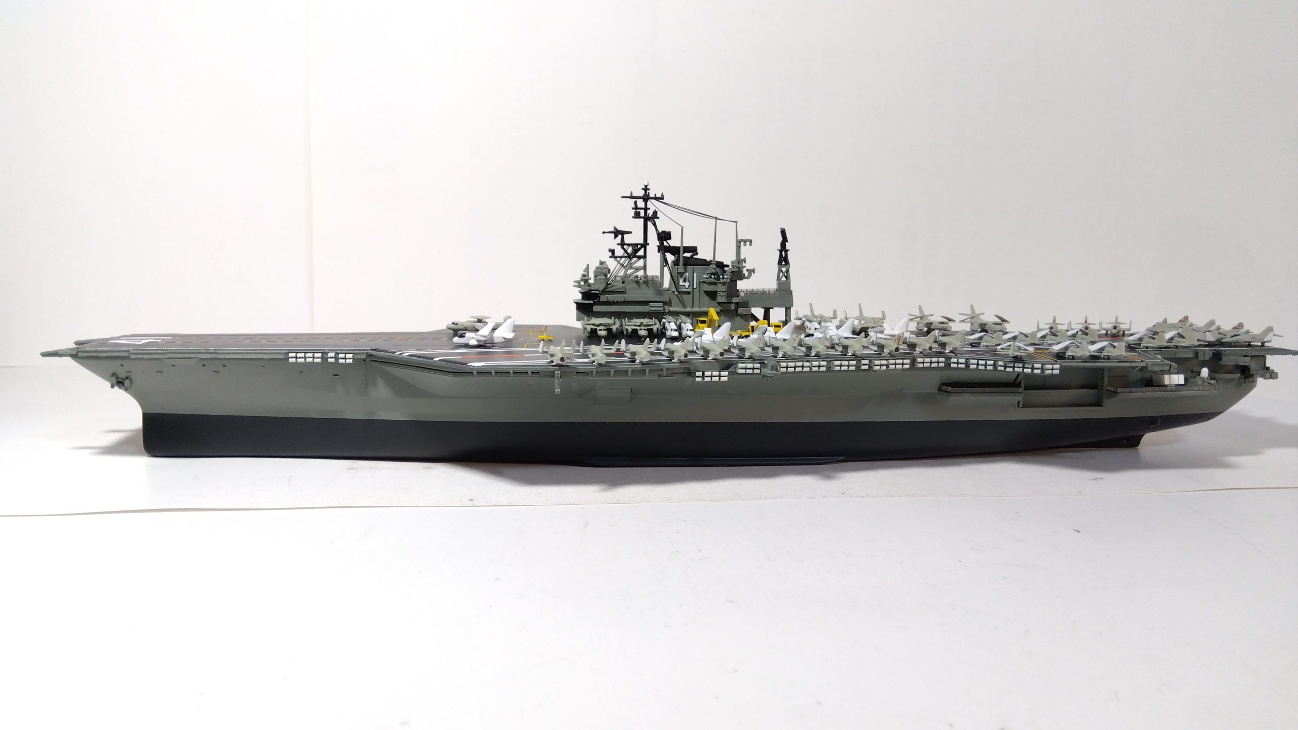 空母ミッドウェイのプラモ左側全体像画