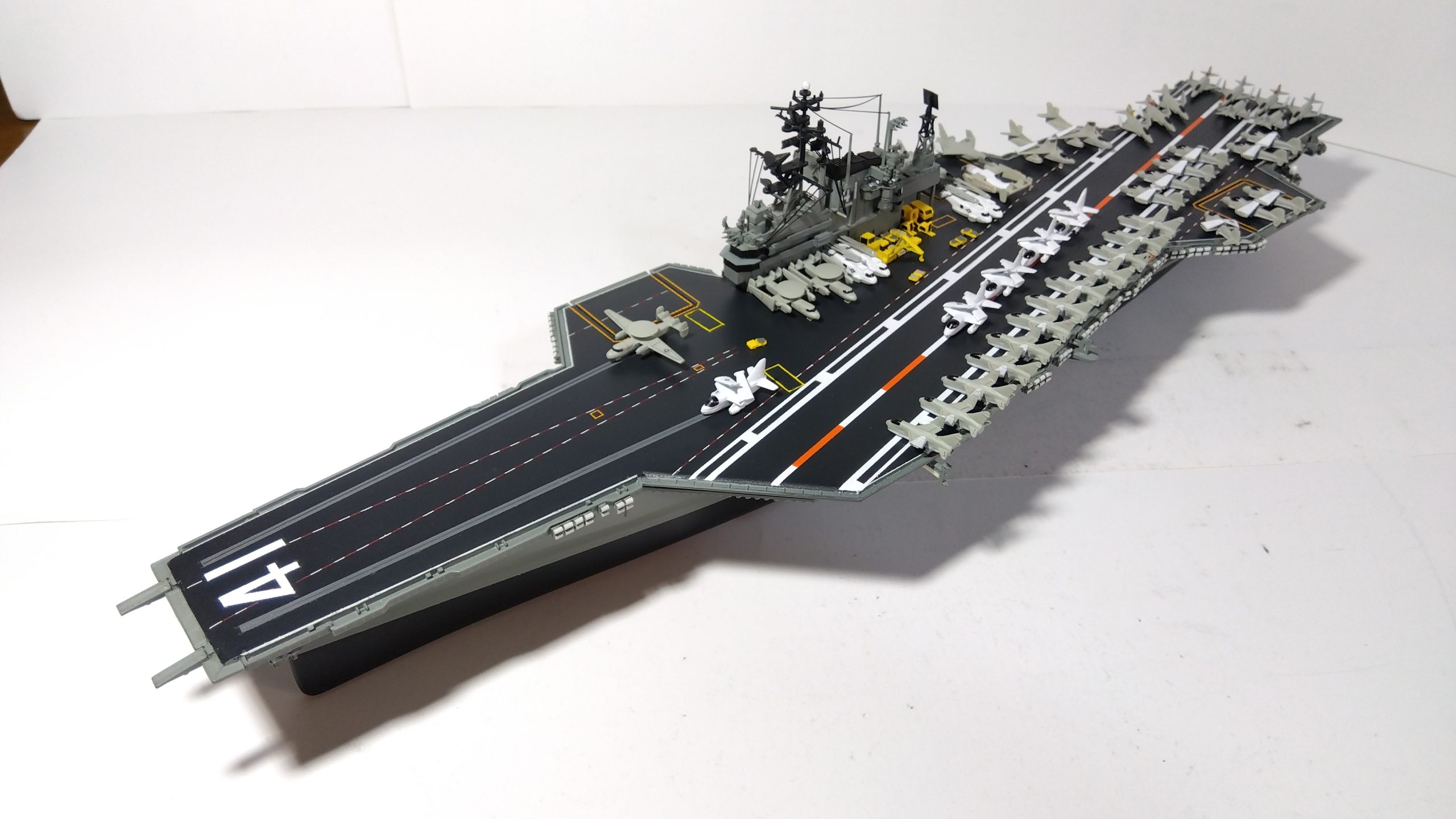 空母ミッドウェイのプラモ左側斜め上画像