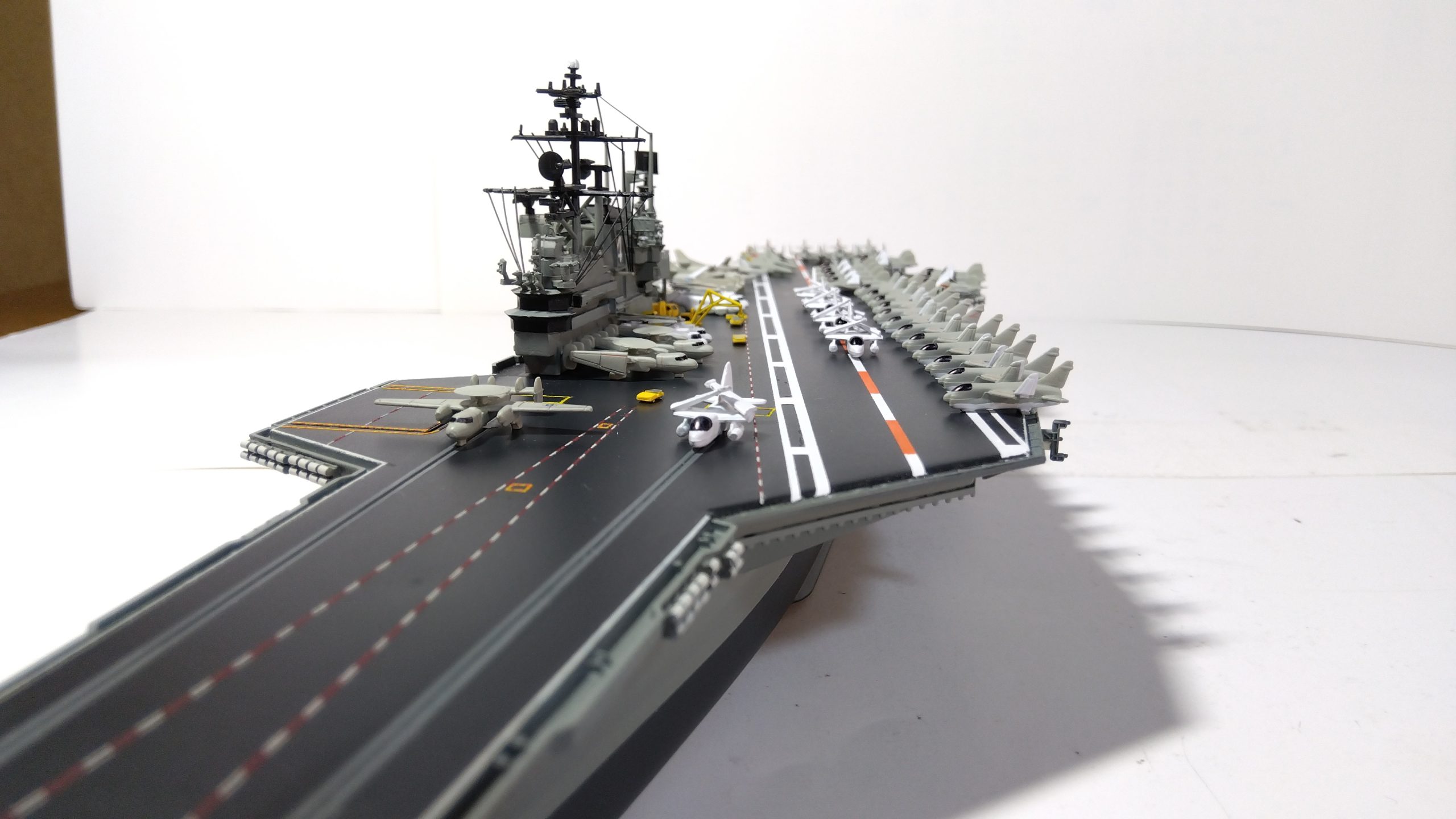 空母ミッドウェイのプラモ左側斜め上接近画像