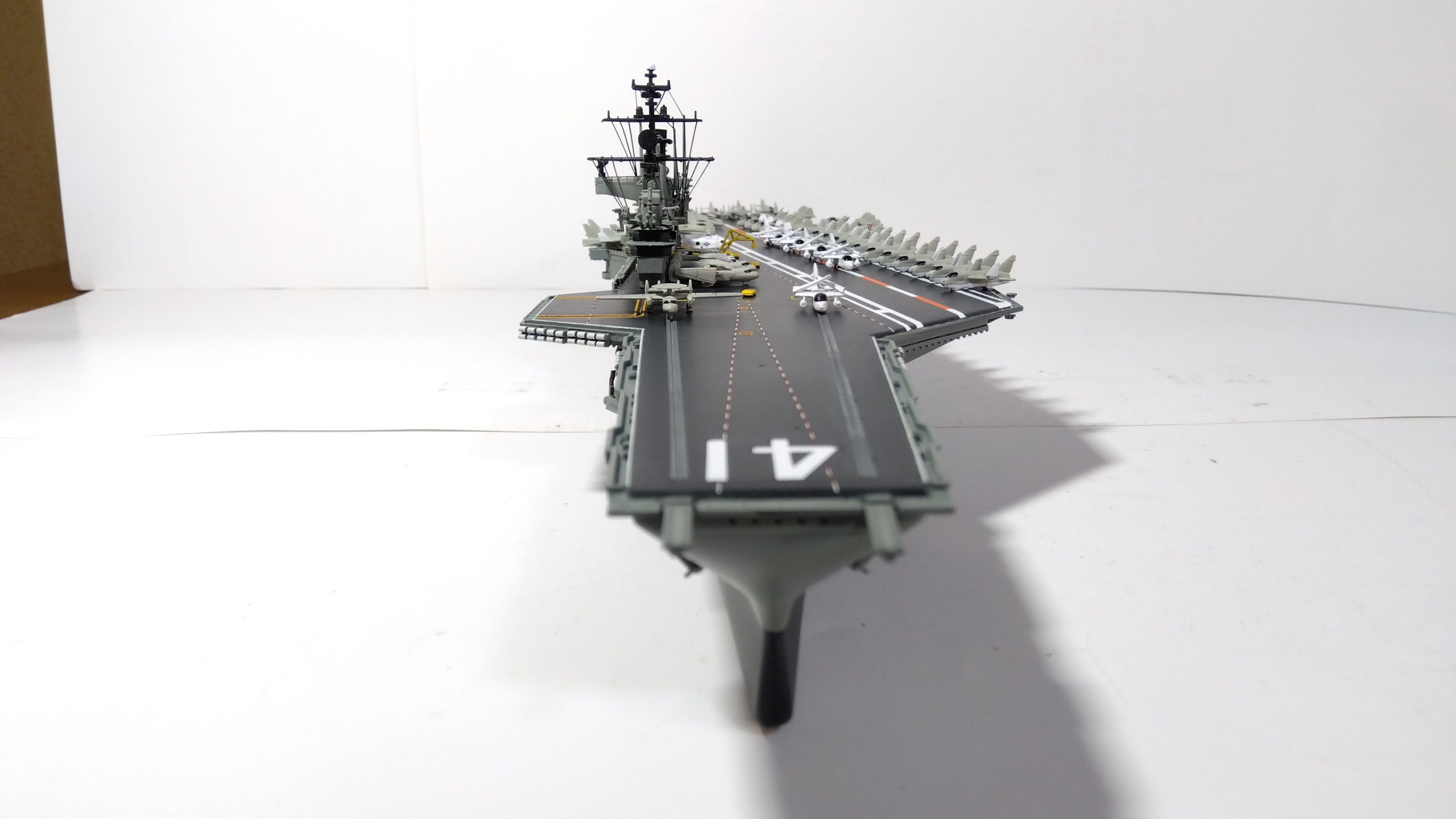 空母ミッドウェイのプラモ正面画像