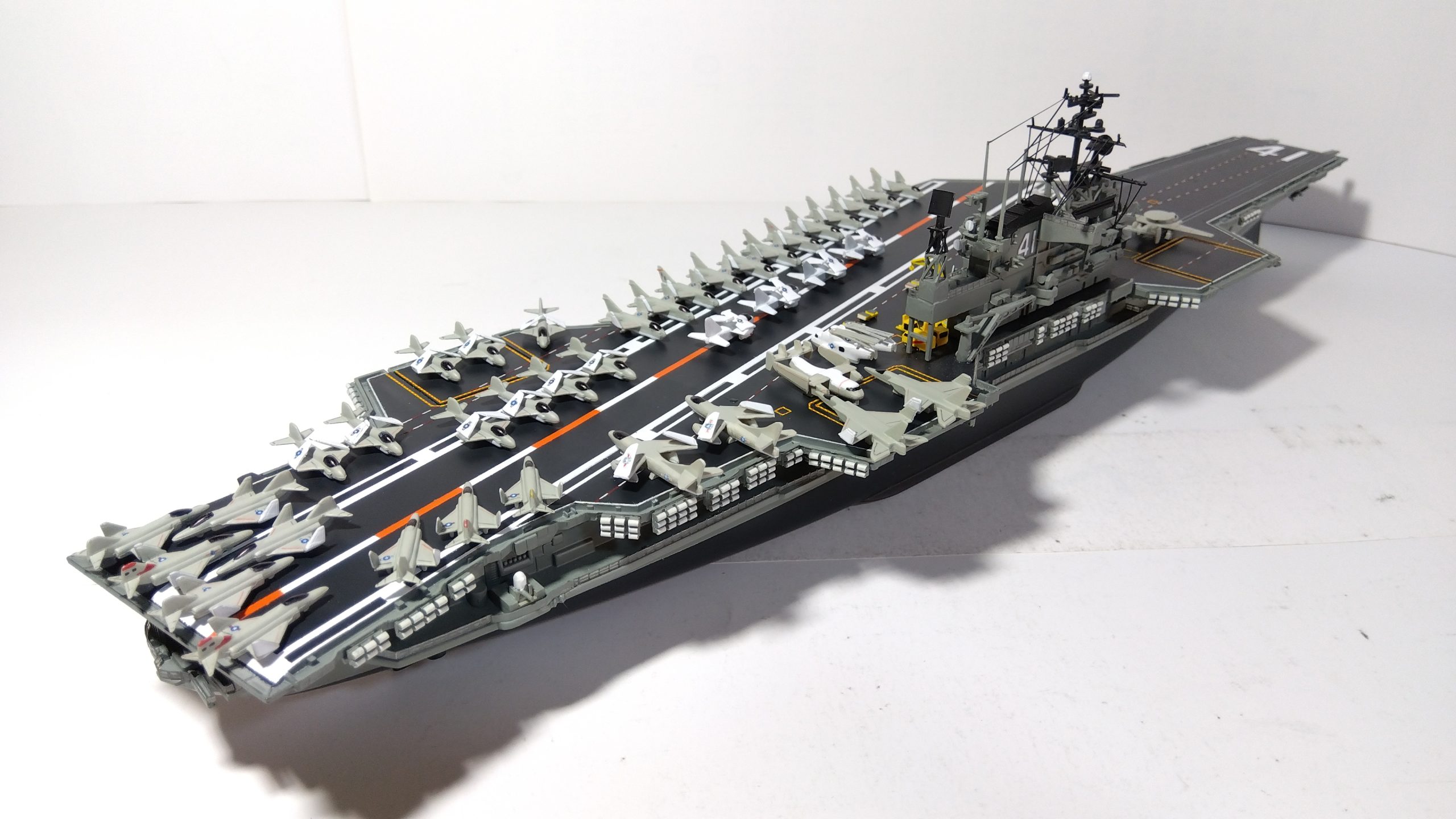 空母ミッドウェイのプラモ右斜め後ろ画像