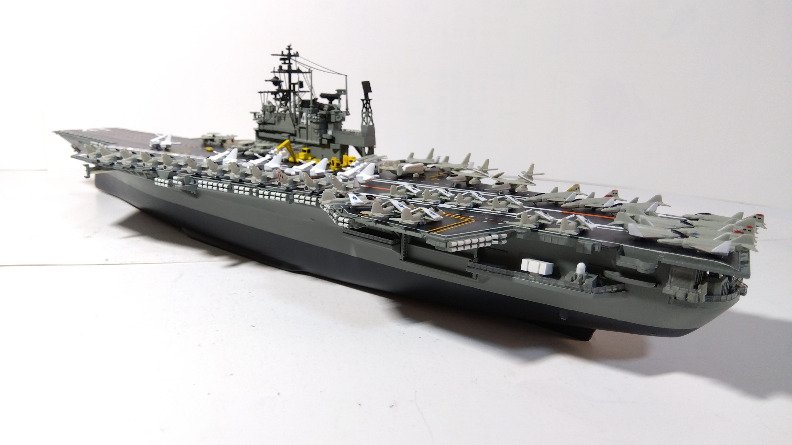 空母ミッドウェイのプラモ左斜め後ろ画像