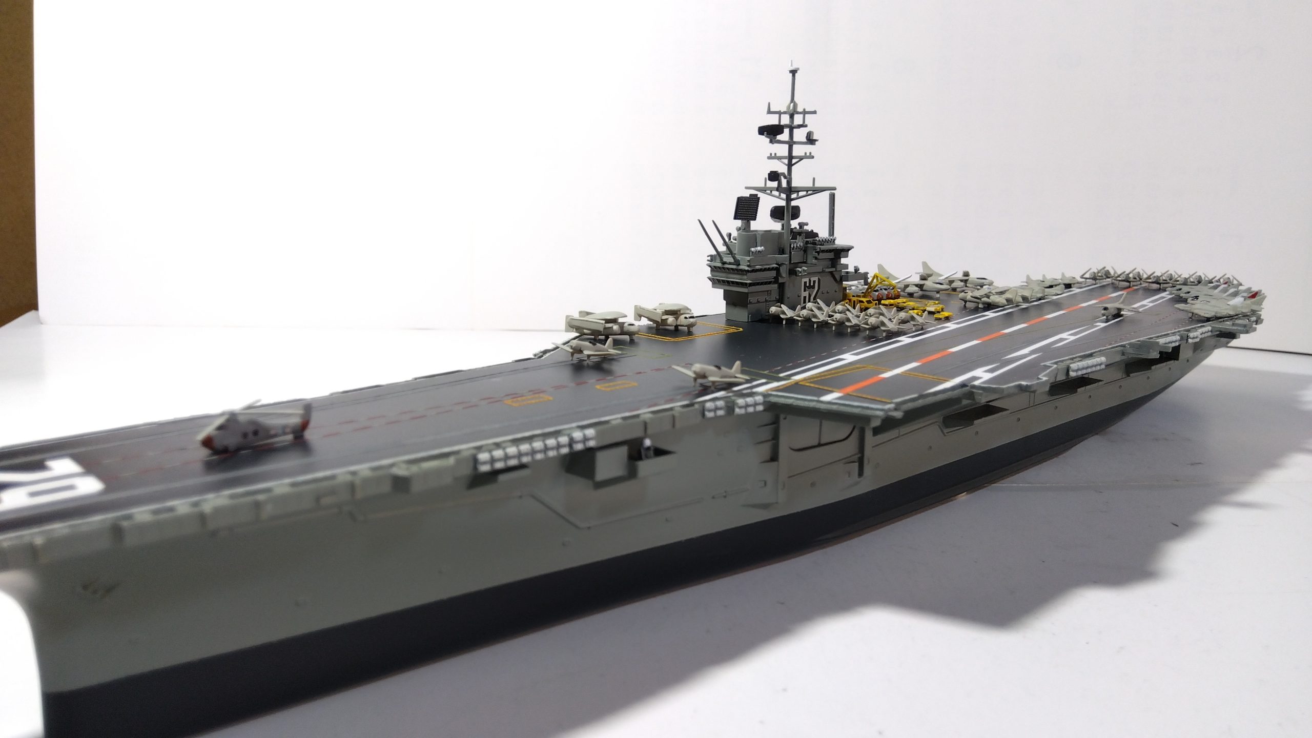 空母インディペンデンスのプラモ左側斜め上画像