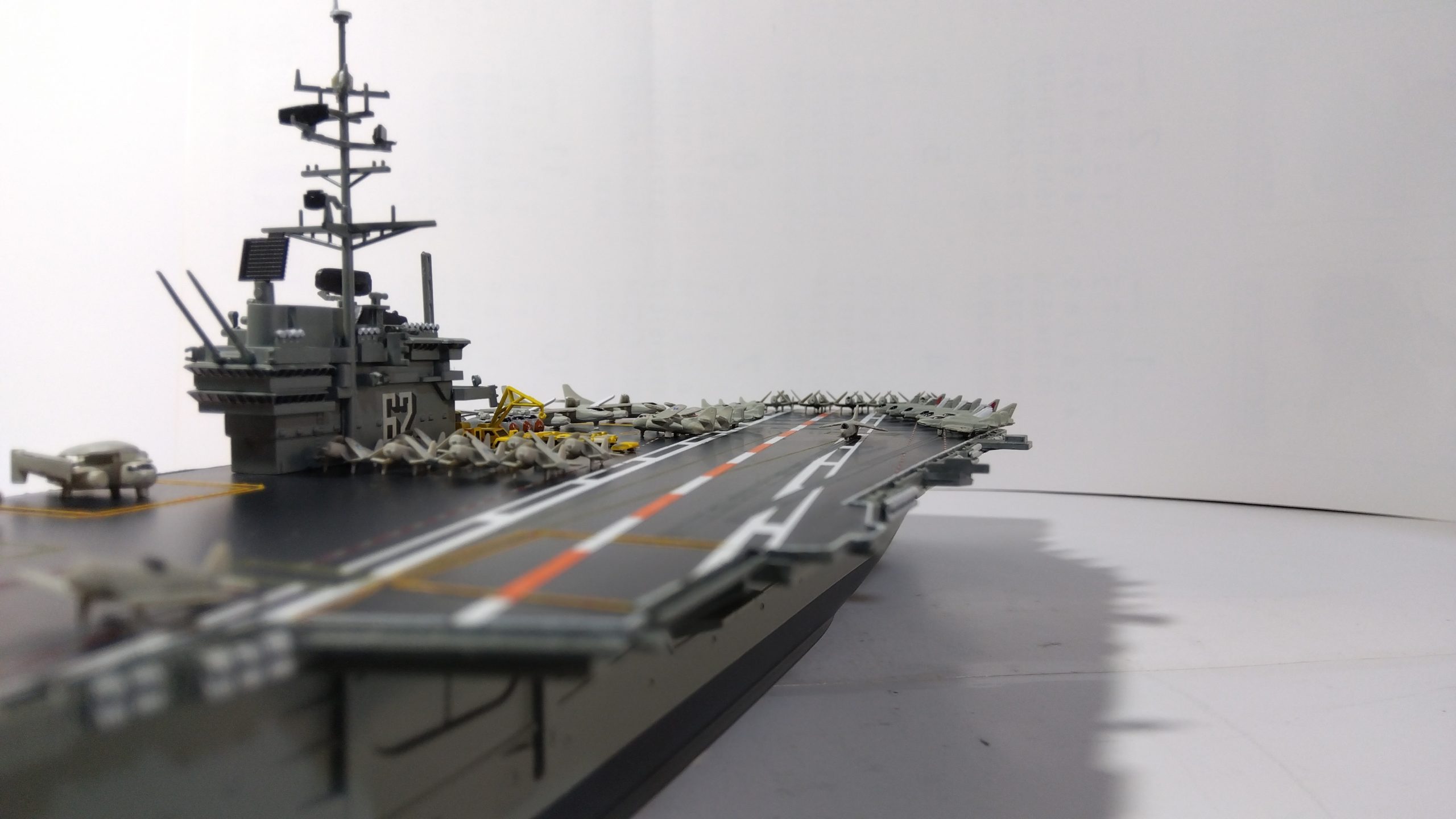 空母インディペンデンスのプラモ左側斜め上アングルドデッキ画像