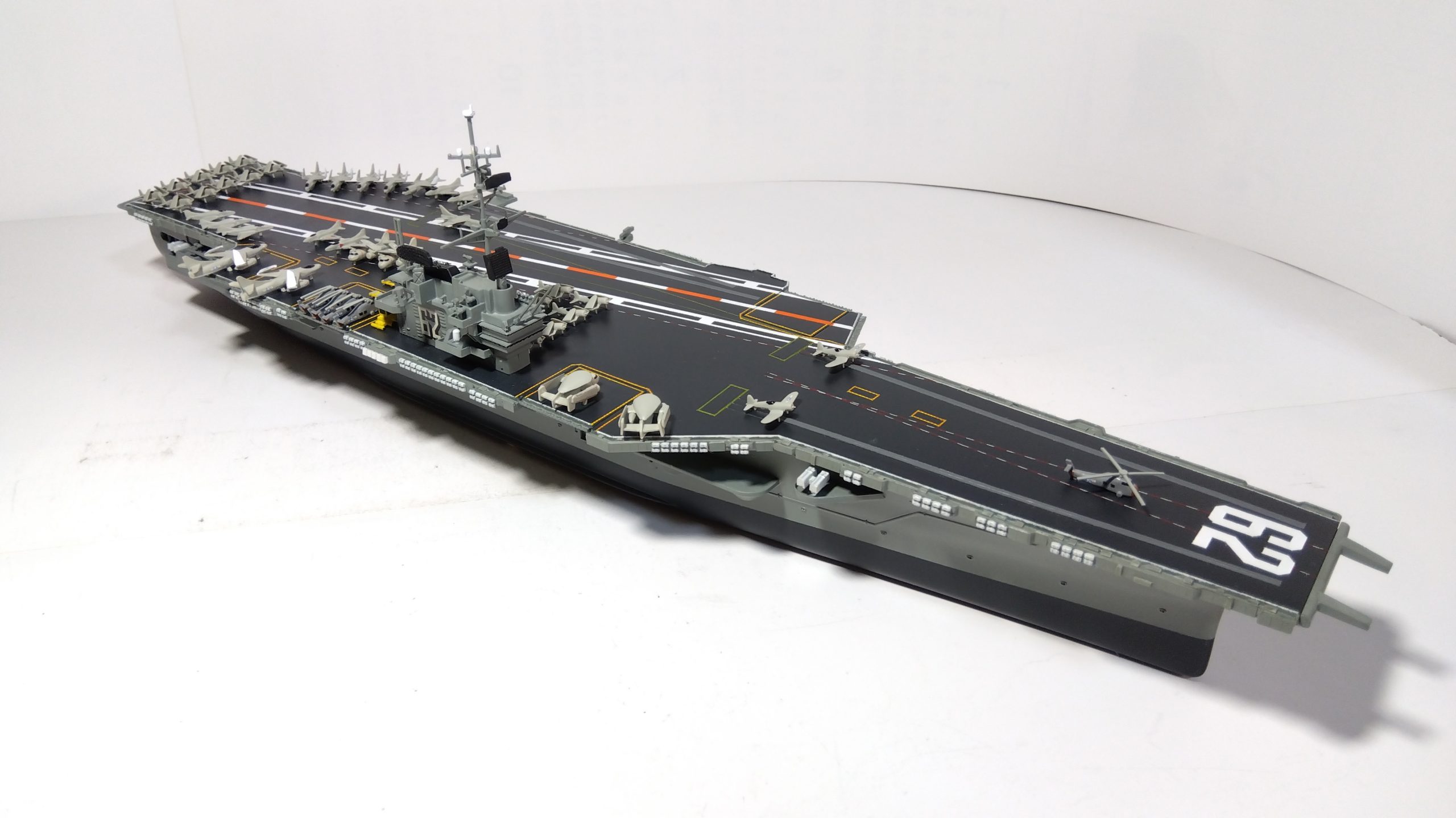 空母インディペンデンスのプラモ右斜め上画像