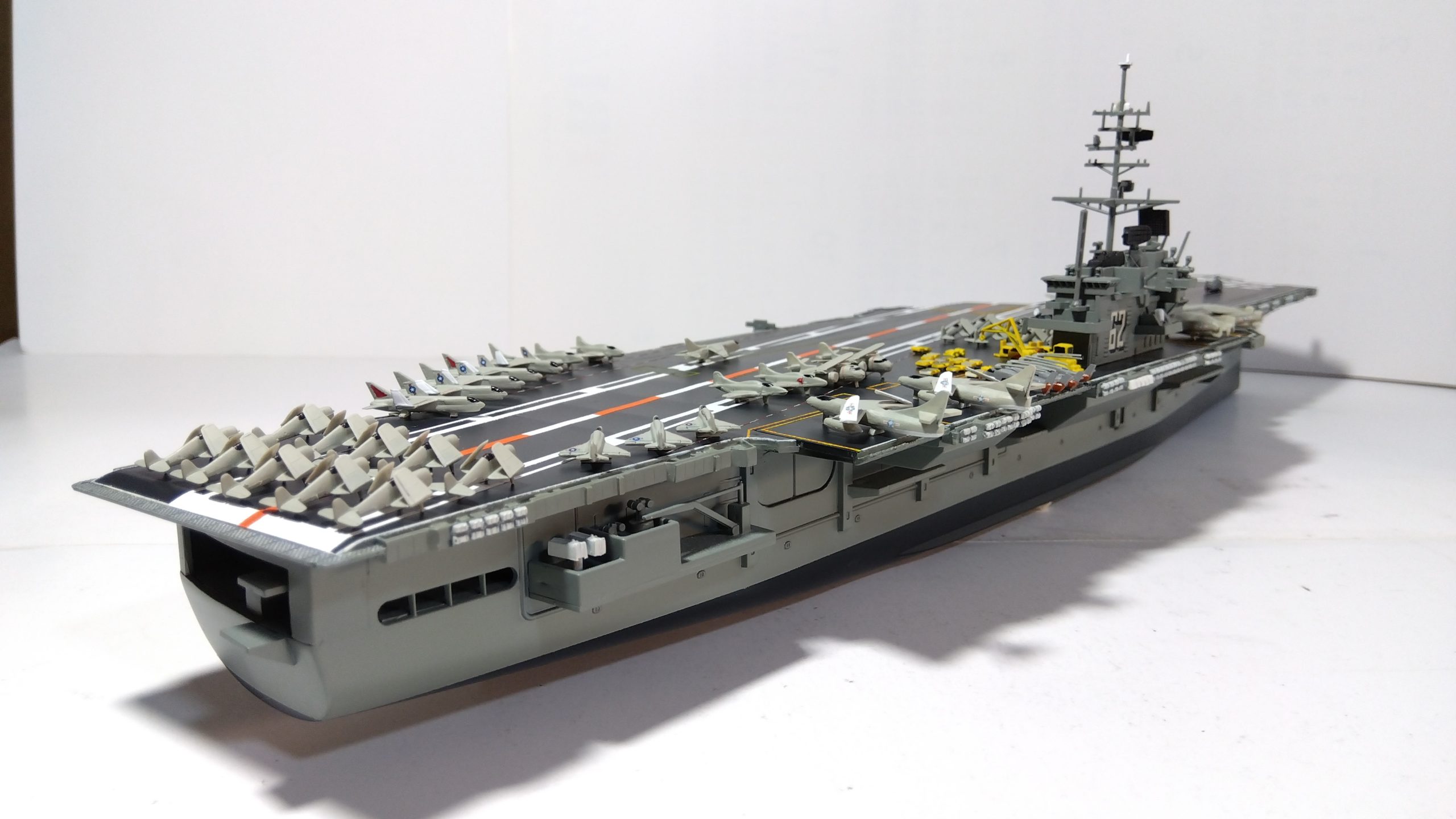 空母インディペンデンスのプラモ右斜め後ろ画像