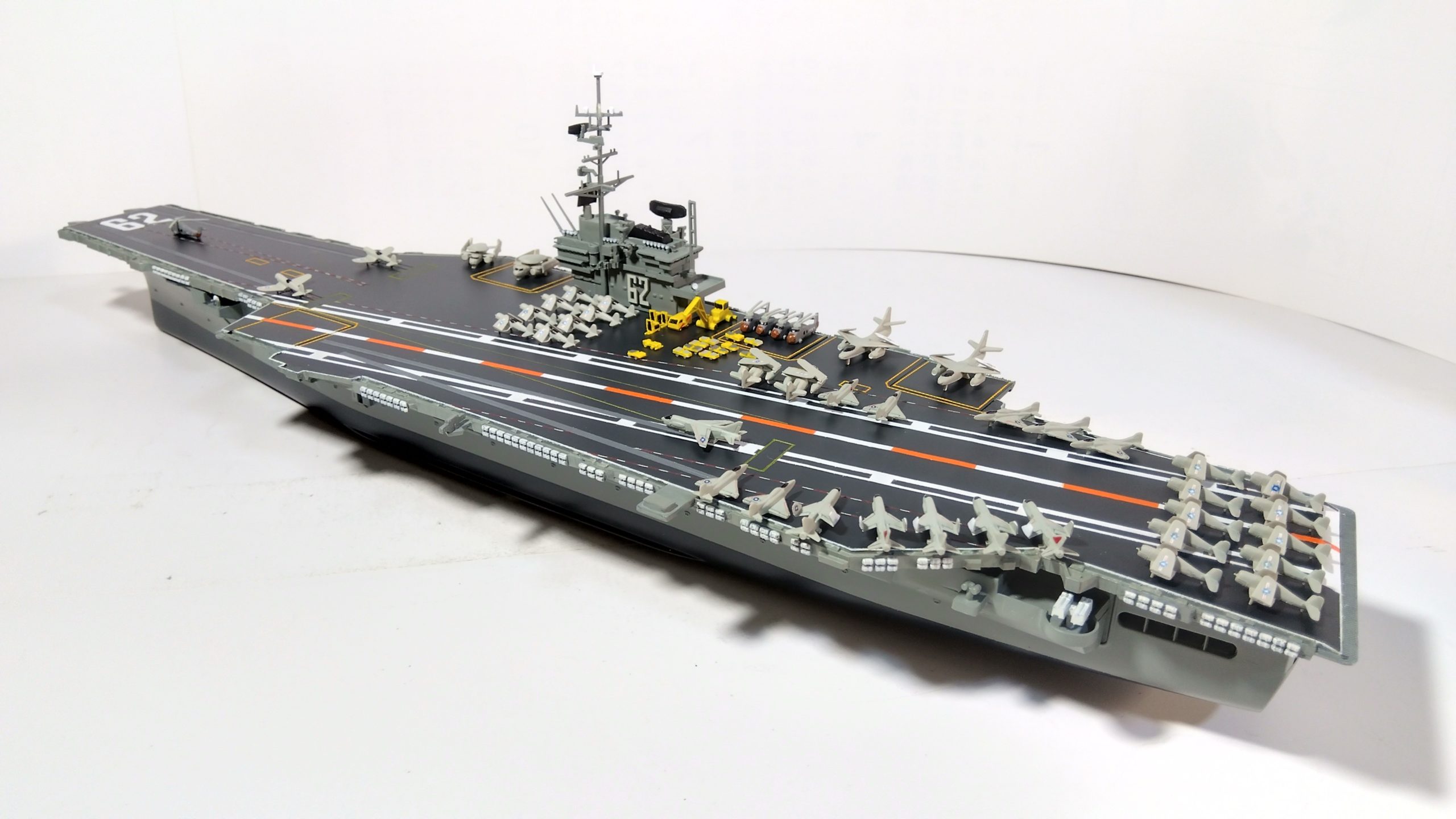 空母インディペンデンスのプラモ左斜め後ろ画像