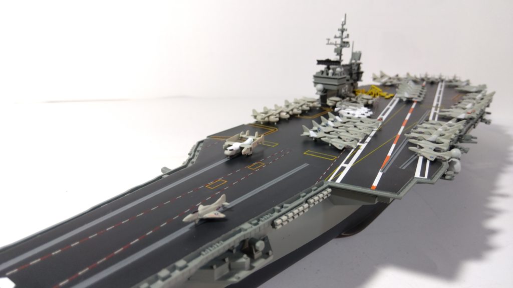 空母キティーホークのプラモ左側斜め上接近画像
