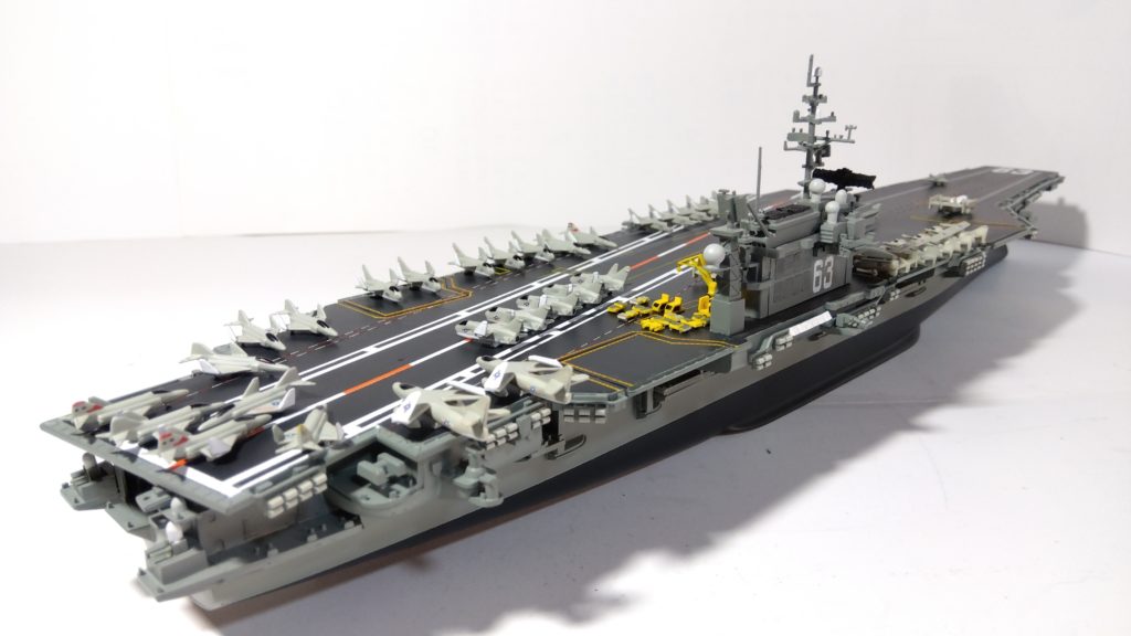 空母キティーホークのプラモ右斜め後ろ画像