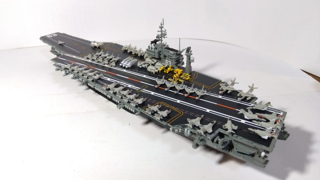 空母キティーホークのプラモ左斜め後ろ画像