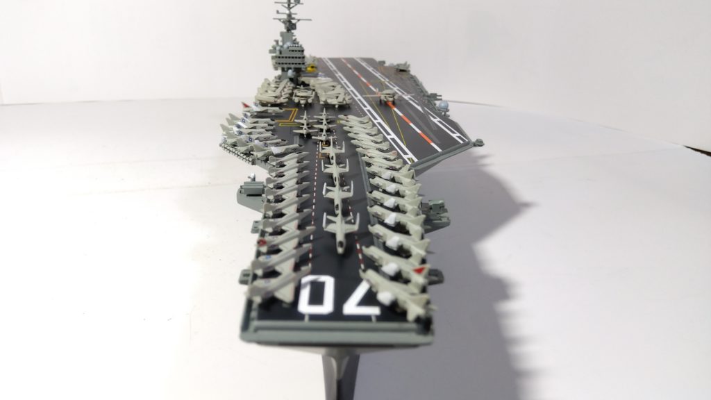 空母カールビンソンのプラモ正面画像
