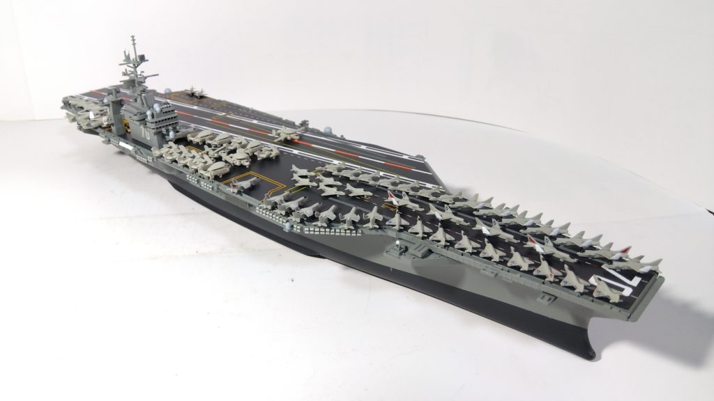 空母カールビンソンのプラモ右斜め上画像