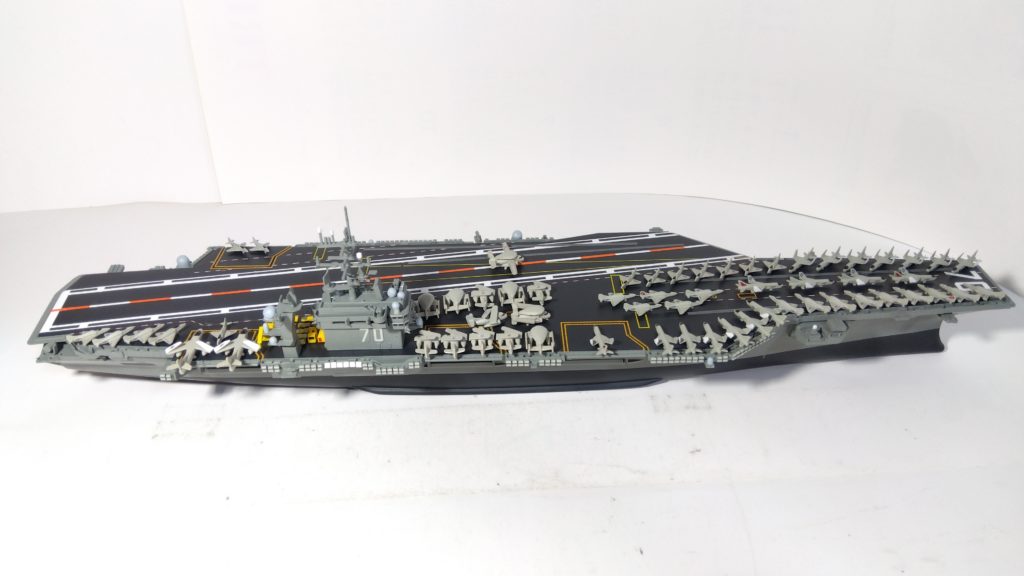 空母カールビンソンのプラモ右側斜め上全体画像