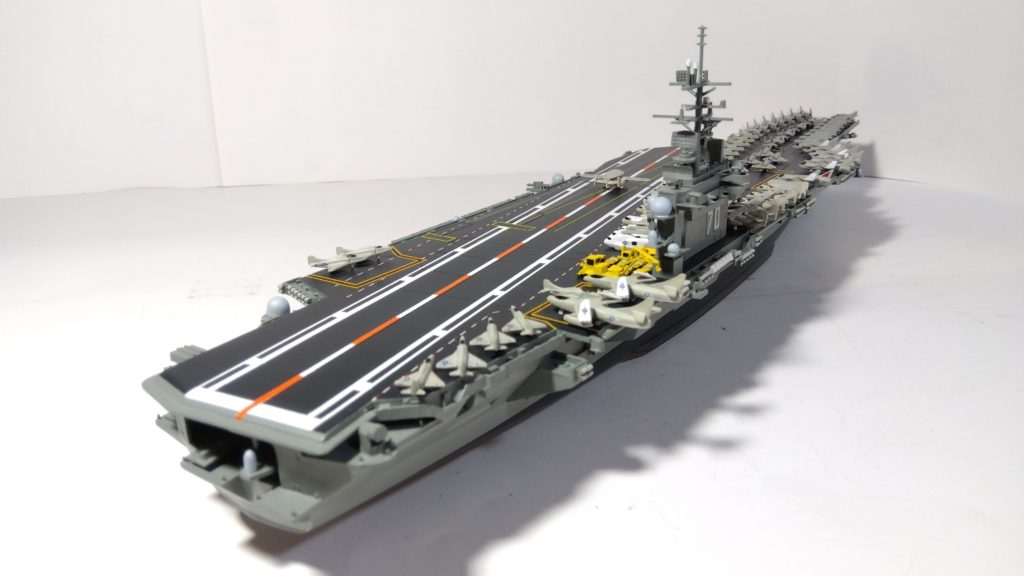 空母カールビンソンのプラモ右斜め後ろ画像