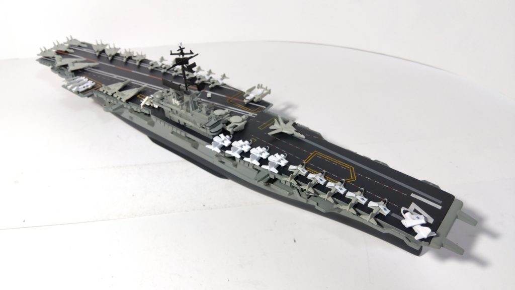 空母タイコンデロガのプラモ右斜め上画像