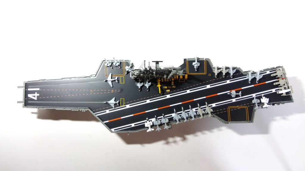 空母ミッドウェイのプラモ甲板全体画像
