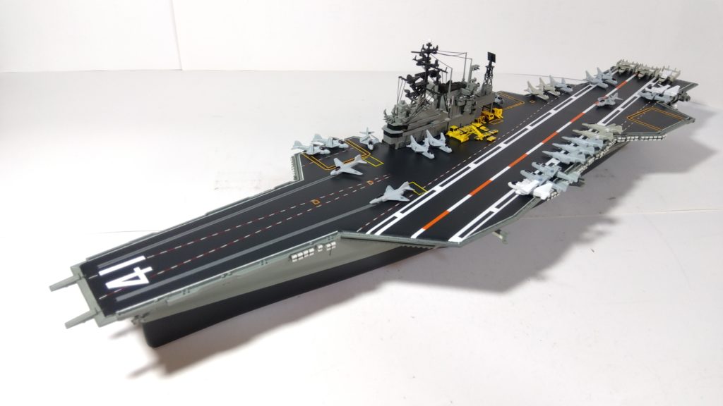 空母ミッドウェイのプラモ左側斜め上画像