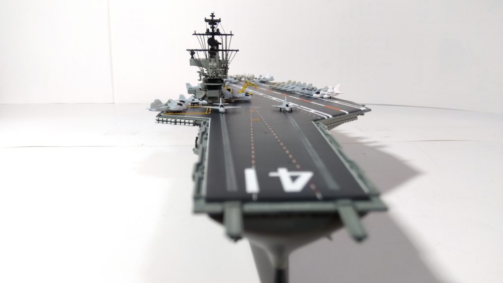 空母ミッドウェイのプラモ正面画像