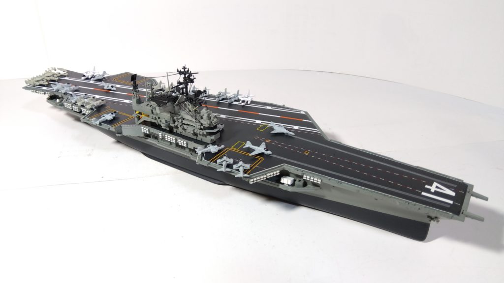 空母ミッドウェイのプラモ右斜め上画像