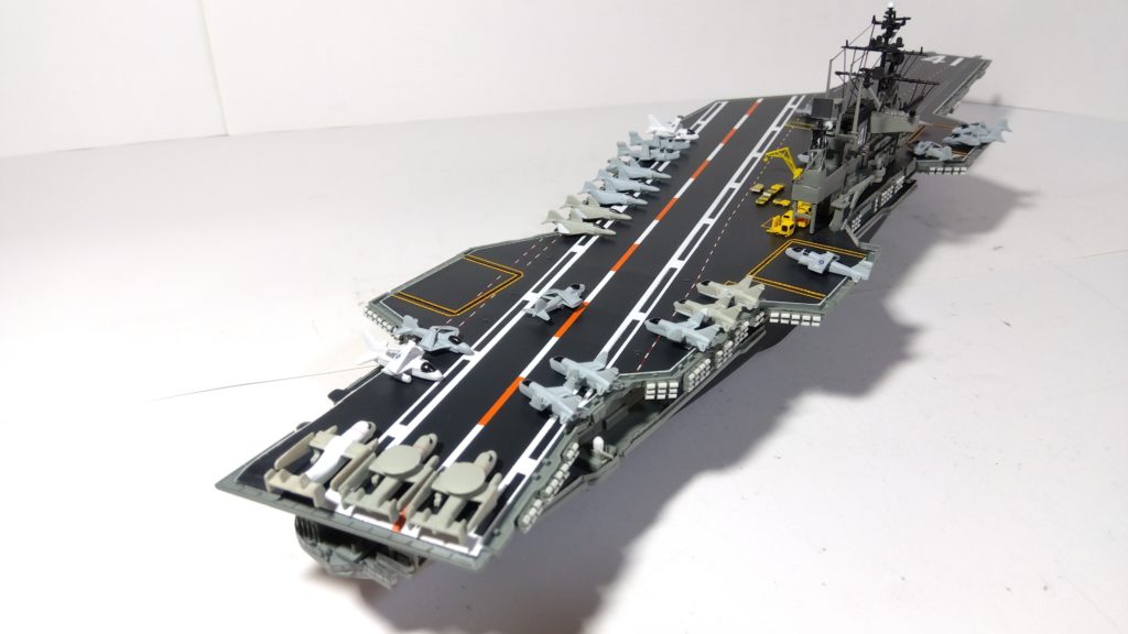 空母ミッドウェイのプラモ右斜め後ろ画像