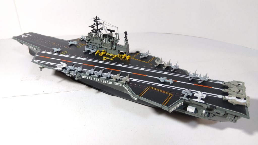空母ミッドウェイのプラモ左斜め後ろ画像