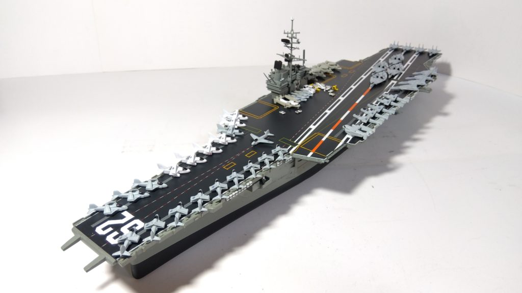 空母インディペンデンスのプラモ左側斜め上画像