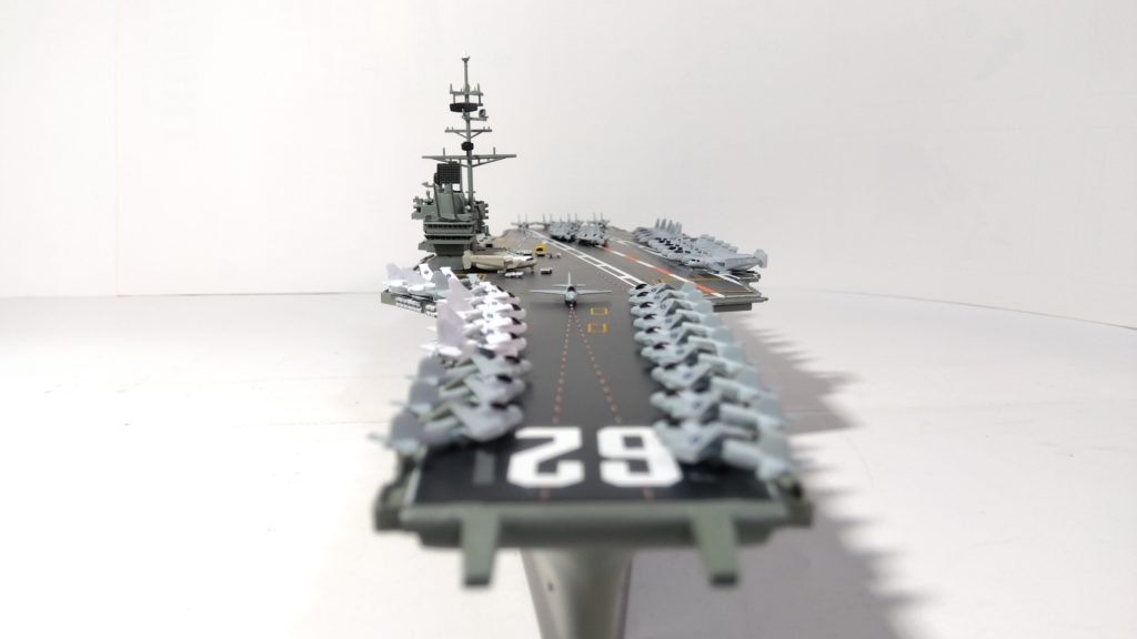 空母インディペンデンスのプラモ正面画像