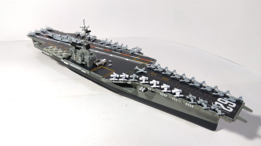 空母インディペンデンスのプラモ右斜め上画像