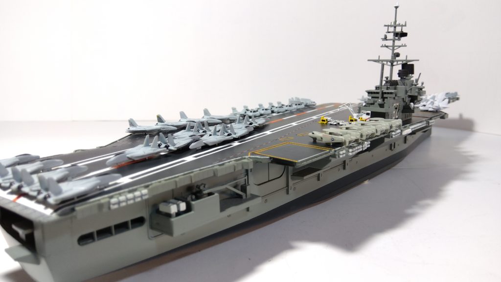 空母インディペンデンスのプラモ右斜め後ろ画像